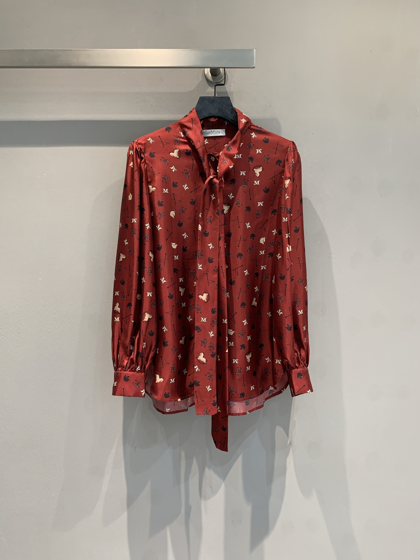 NO:738777,The new model is shipping. M is originally developed by Max Mar* 2026 early spring Year of the Horse limited edition silk shirt. Made of mulberry silk fabric, it feels smooth and shiny. The red main tone + pony print means good luck in the new year and fills the festive atmosphere!  The floating neck design is elegant and smart, and the straight-shoulder silhouette + puff sleeves are retro and refined. The arc hem has slits on both sides, making it easier to move. It can be easily used for commuting and festivals. Pair it with suit pants or wide-leg pants for a full aura!  Size 36 38 40 42, shirts, business suit, real silk,19860909新款出货啦M 原版开发 Max Mar* 2026早春马年限定真丝衬衫,桑蚕丝面料,手感柔滑有光泽.红色主调+小马印花,寓意新年好运,节日氛围感拉满！飘带领设计优雅灵动,正肩直身版型+泡泡袖,复古又精致.圆弧下摆两侧开衩,活动更方便,通勤、节日都能轻松驾驭,搭配西装裤或阔腿裤,气场全开！码数36 38 40 42,,shirts,business suit,real silk,,Women's clothing