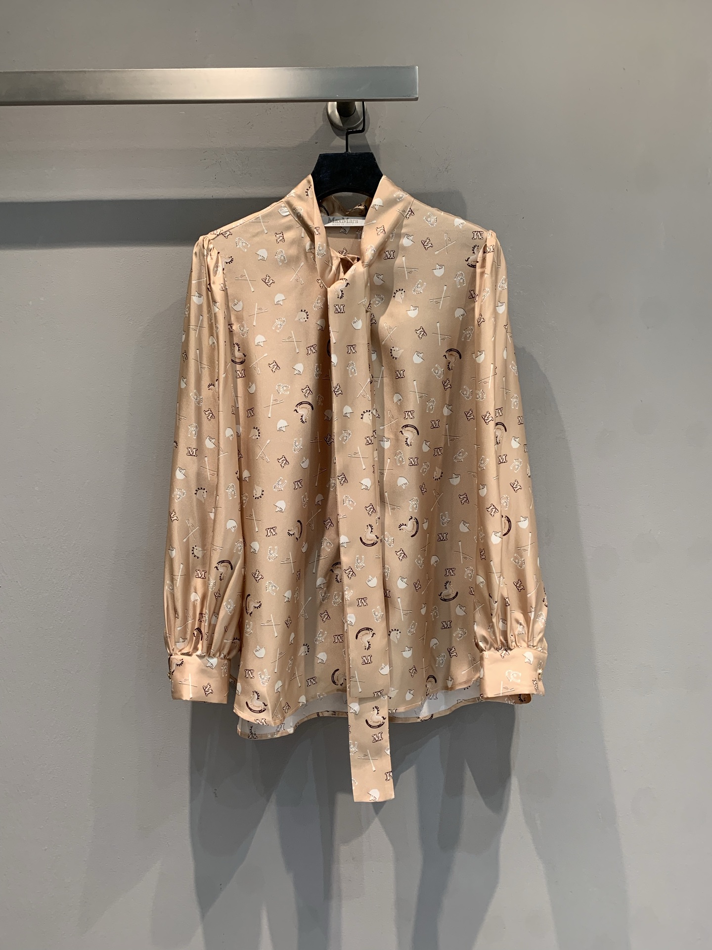 NO:738771,The new model is now shipping. The original Max Mar* 2026 early spring series pony print silk shirt is made of twill mulberry silk, which is full of luster and smooth to the touch. The apricot color bottom is printed with equestrian letters, and the collar ribbon design is smart and elegant. The loose fit + lantern sleeves are comfortable and fashionable, and can be easily used for commuting, business, and daily life. Pair it with wide-leg pants or coats of the same color, and you can easily get a high-end look!  Code number 36 38 40 42,,shirts,real silk,19860909新款出货啦M 原版开发 Max Mar* 2026早春系列小马印花真丝衬衫,选用斜纹绸桑蚕丝,光泽感满满,触感柔滑.米杏色底配马术字母印花,领口飘带设计,灵动又优雅.宽松版型+灯笼袖,舒适又时髦,通勤、商务、日常都能轻松驾驭.搭配同色系阔腿裤或大衣,轻松get高级感穿搭！码数36 38 40 42,,shirts,real silk,,Women's clothing