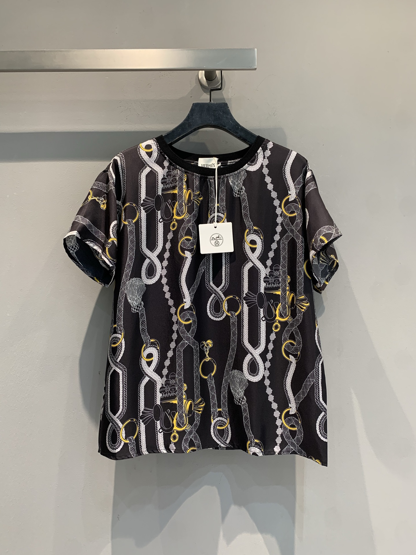 NO:738783,The new model is shipping. M is the original development of the H family spring and summer series chain printed silk short sleeves. Made of 100% mulberry silk fabric, skin-friendly and delicate, embellished with platinum chain printing, full of luxury. Light and thin fabric, super comfortable to wear in spring and summer, round neck + loose tailoring, perfect for daily commuting or leisure!  The chain element is very recognizable. Pair it with simple trousers or skirts, and you can easily get a high-end look ~ Size 36 38 40 42, skirts, T-shirt, real silk,19860909新款出货啦M 原版开发 H家春夏系列链条印花真丝短袖.采用百分百桑蚕丝面料,亲肤细腻,点缀白金链条印花,奢华感满满.轻薄面料,春夏穿超舒适,圆领+宽松剪裁,日常通勤或休闲都很OK！链条元素超有辨识度,搭配简约裤装或裙装,轻松get高级感穿搭～码数36 38 40 42,,skirts,T-shirt,real silk,,Women's clothing