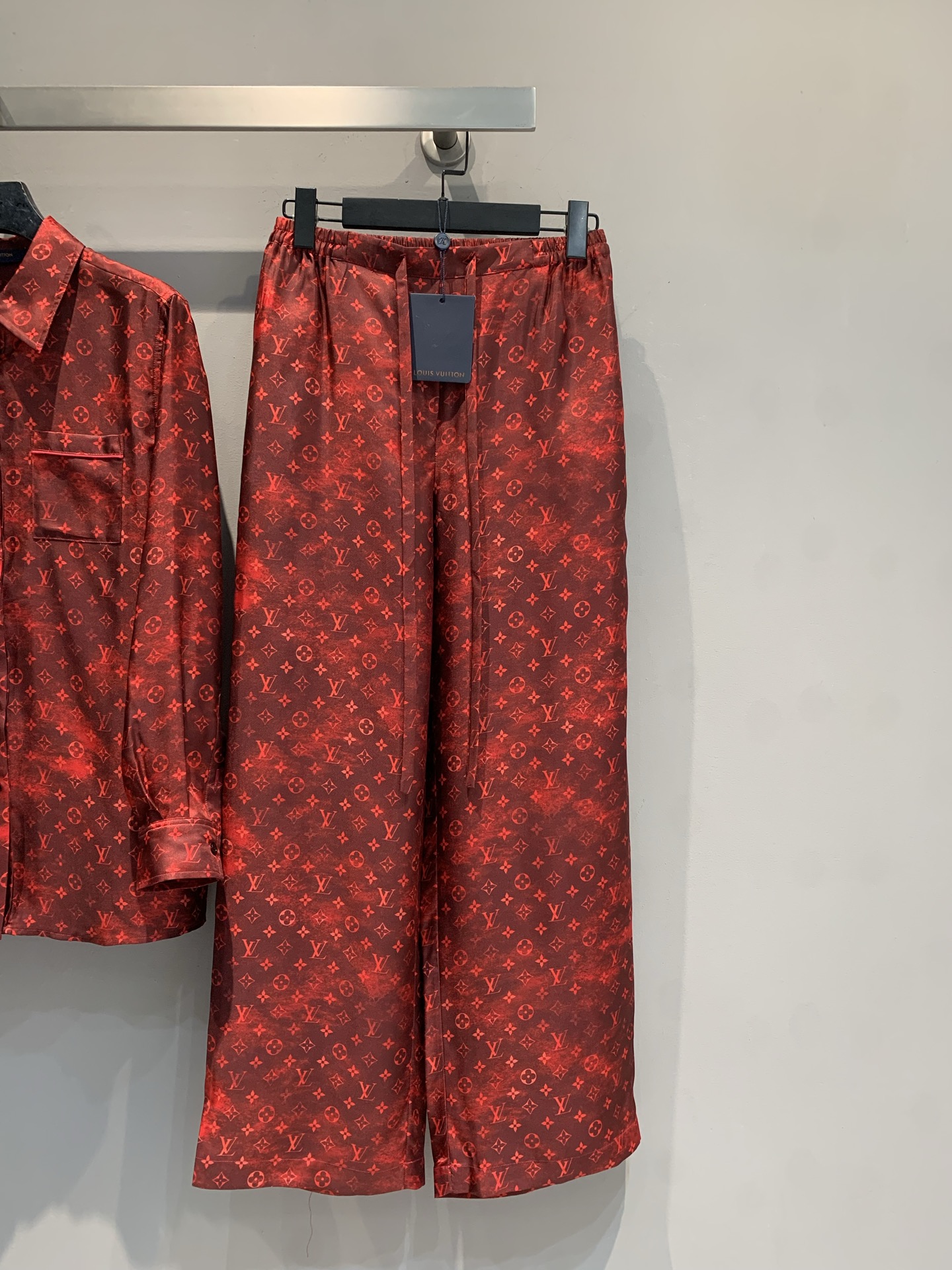 NO:738768,The new model is shipped. M original development. L family's new early spring LV red printed silk wide-leg pants, classic Monogram presbyopia pattern, high brand recognition!  100% mulberry silk fabric, comfortable and stiff to wear, suitable for all body types. The red main tone + exquisite old flower geometric pattern is festive and elegant, and can be easily worn at weddings, festivals or daily life. Paired with tops from the same series, it is dignified and smart, with both modernity and traditional beauty. Size 36 38 40 42,, louis vuitton, louis vuitton, real silk,19860909新款出货啦M原版开发 L家早春新款LV红色印花真丝阔腿裤,经典Monogram老花图案,品牌辨识度超高！百分百桑蚕丝面料,穿着舒适又挺括,适合各种身材.红色主调+精致老花几何花纹,喜庆又典雅,婚礼、节庆或日常都能轻松驾驭.搭配同系列上衣,端庄灵动,现代感与传统美兼具.码数36 38 40 42,,louis vuitton,louis vuitton,real silk,,Women's clothing