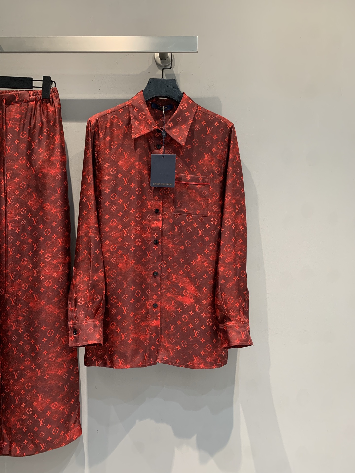 NO:738767,The new model is shipped. M original development. L family's early spring new LV red printed silk long-sleeved shirt, classic Monogram presbyopia pattern, high brand recognition!  Made of 100% mulberry silk fabric, it is comfortable and stiff to wear, and can be easily worn in daily or formal occasions. The lapel + single chest pocket design is full of details, adjustable cuffs and highly practical. The red tone is super eye-catching. Pair it with items of the same color or neutral colors to easily create a high-end style. Size 36 38 40 42,, louis vuitton, louis vuitton, shirts, real silk,19860909新款出货啦M原版开发 L家早春新款LV红色印花真丝长袖衬衫,经典Monogram老花图案,品牌辨识度超高！百分百桑蚕丝面料,穿着舒适又挺括,日常或正式场合都能轻松驾驭.翻领+单胸袋设计,细节满分,袖口可调节,实用性强.红色调超吸睛,搭配同色系或中性色单品,轻松打造高级感穿搭风格.码数36 38 40 42,,louis vuitton,louis vuitton,shirts,real silk,,Women's clothing