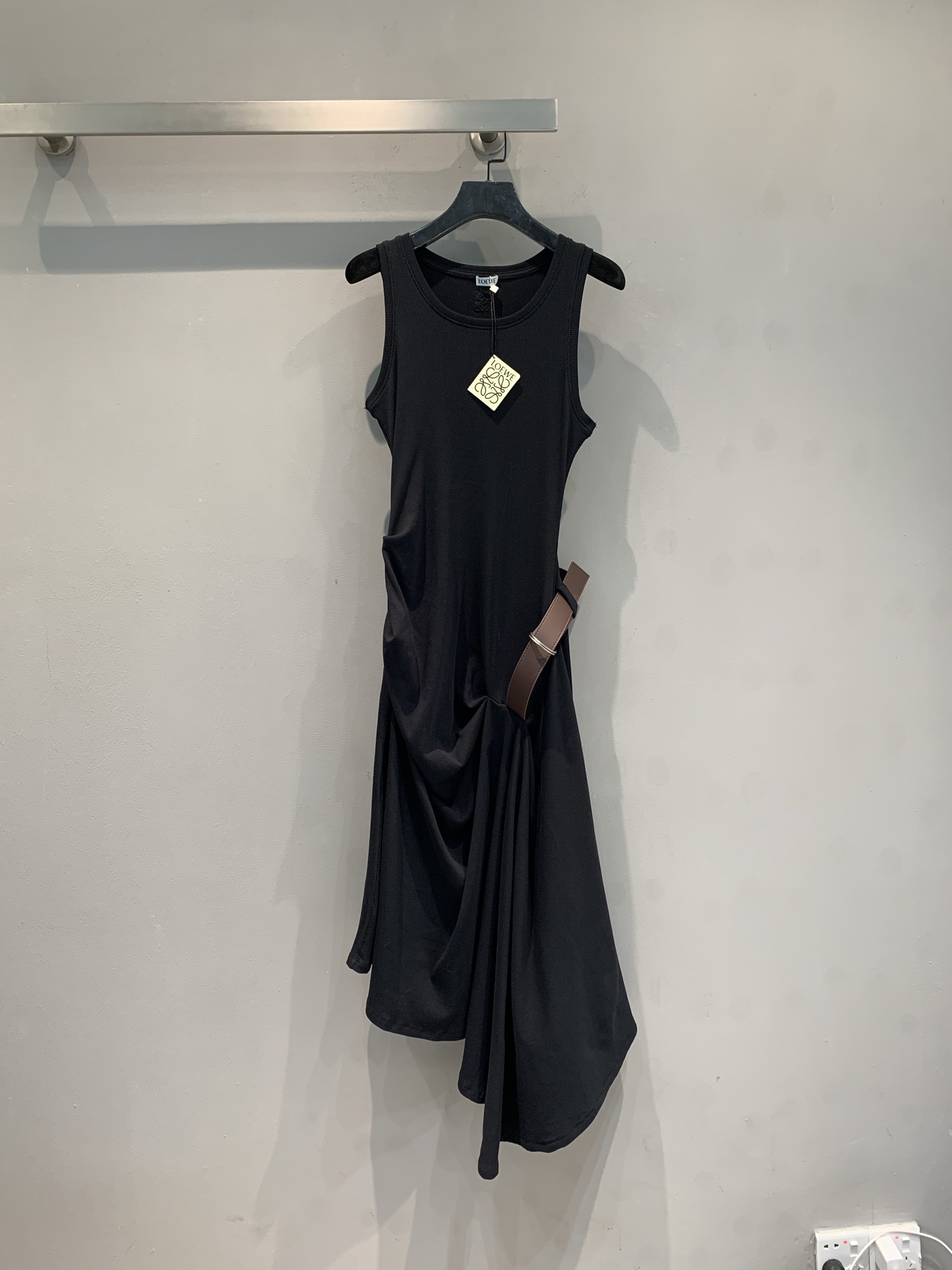 NO:748020,The new model is shipping. The original developed Loew* early spring series pleated belt dress is made of elastic ribbed cotton and is comfortable against the skin. The D-ring belt on the side is adjustable to outline the waist-to-hip ratio, elegant and stylish. The irregular drape skirt brings a sense of flow when walking, romantic and casual. The sleeveless design is very suitable for spring and summer. It can be easily controlled whether it is a New Year's party or vacation, practical and fashionable!  Code numberSML,,loewe,skirts,19860909新款出货啦 原版开发 Loew*早春系列褶皱腰带连衣裙,采用弹性罗纹棉,贴肤舒适.侧边D形环腰带可调节,勾勒腰臀比例,优雅又有型.不规则垂坠裙摆,走路自带流动感,浪漫随性.无袖设计,春夏穿超合适,无论新年聚会还是度假都能轻松驾驭,实用又时髦！码数SML,,loewe,skirts,,Women's clothing