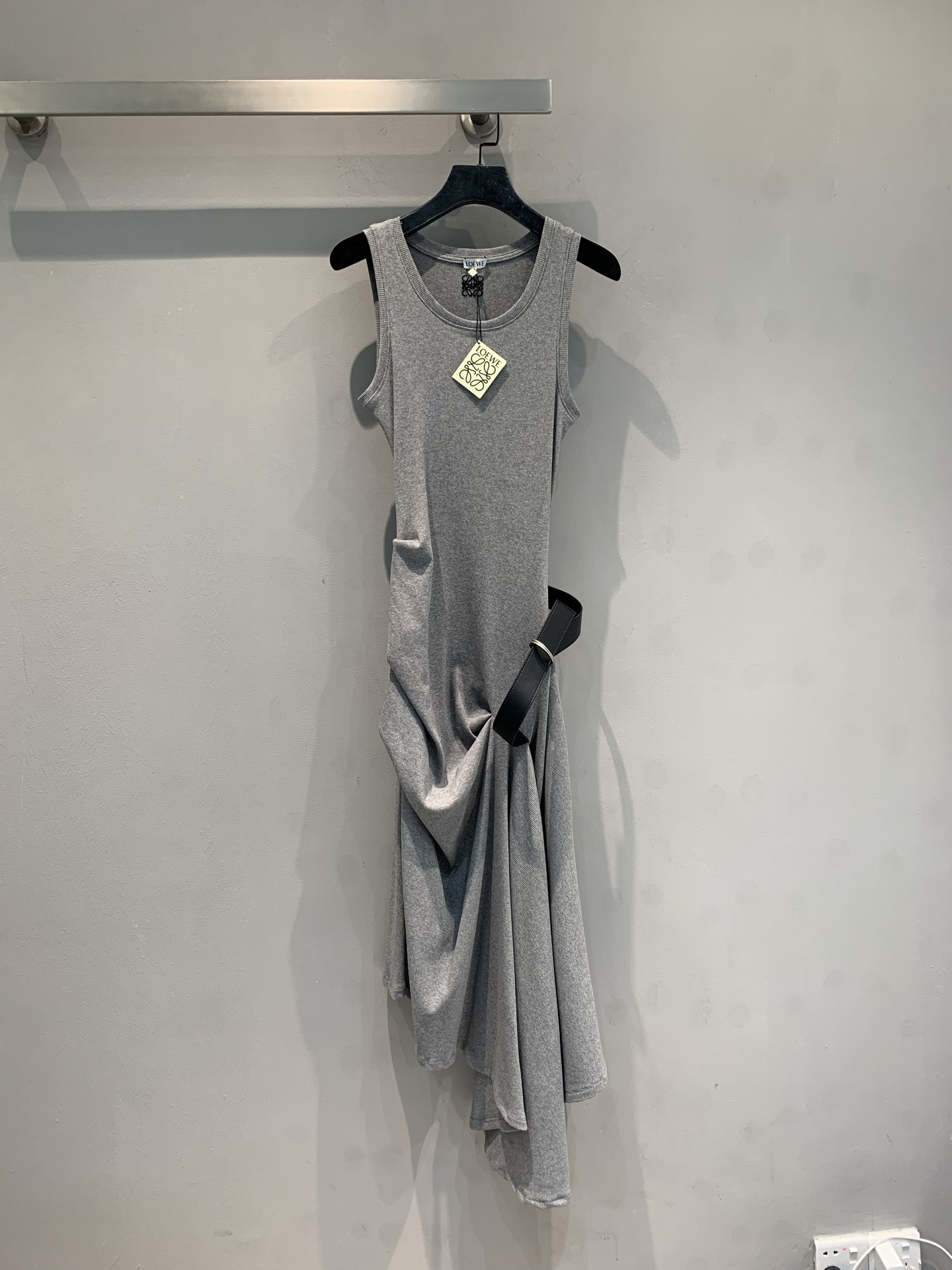 NO:748028,The new model is on the way. M original development Loew* early spring series pleated belt dress is made of elastic ribbed cotton and is comfortable against the skin. The D-ring belt on the side is adjustable to outline the waist-to-hip ratio, elegant and stylish. The irregular drape skirt brings a sense of flow when walking, romantic and casual. The sleeveless design is very suitable for spring and summer. It can be easily controlled whether it is a New Year's party or vacation, practical and fashionable!  Code numberSML,,loewe,skirts,19860909新款出货啦M原版开发 Loew*早春系列褶皱腰带连衣裙,采用弹性罗纹棉,贴肤舒适.侧边D形环腰带可调节,勾勒腰臀比例,优雅又有型.不规则垂坠裙摆,走路自带流动感,浪漫随性.无袖设计,春夏穿超合适,无论新年聚会还是度假都能轻松驾驭,实用又时髦！码数SML,,loewe,skirts,,Women's clothing