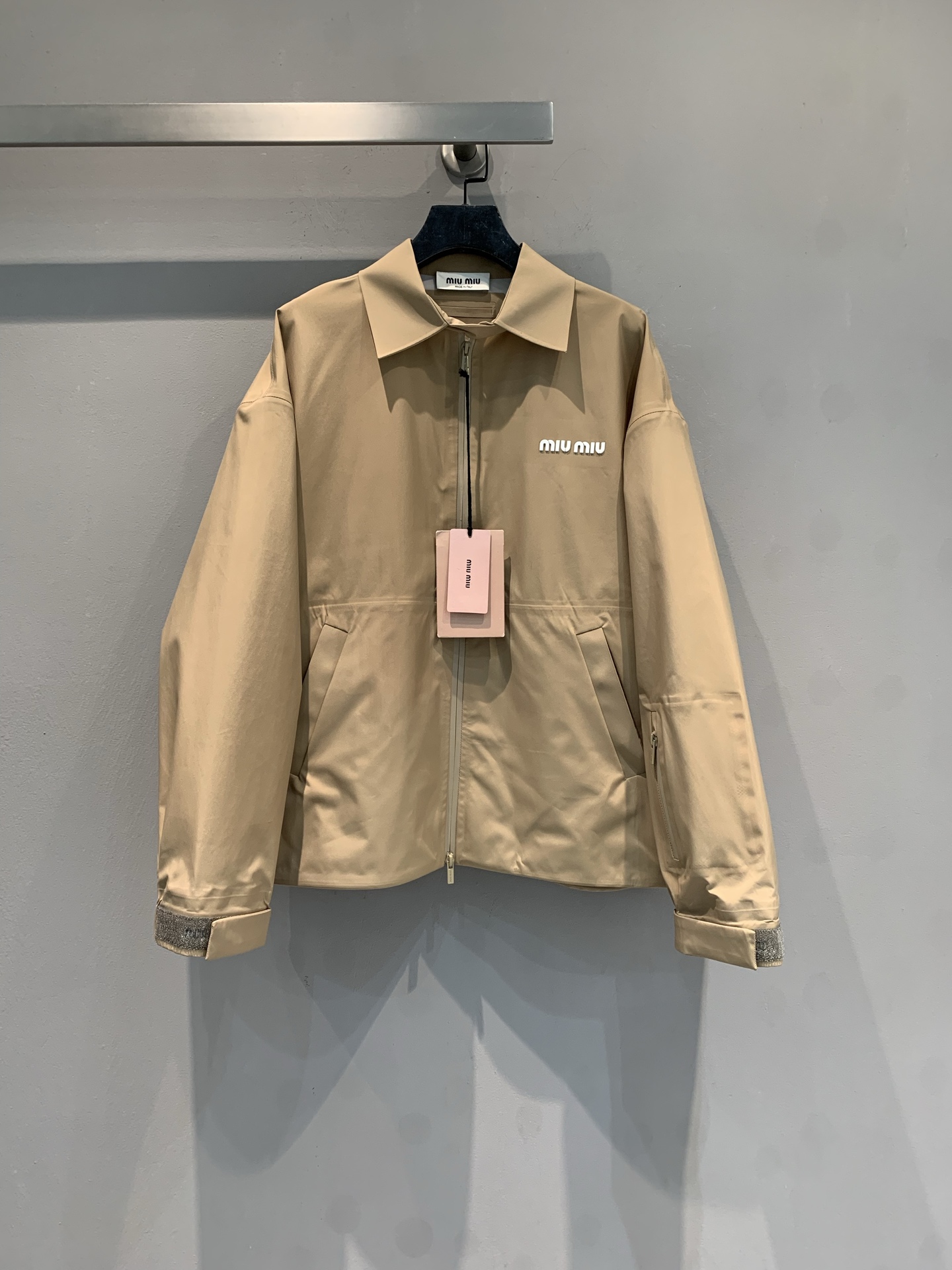 NO:738761,The new model is shipping. The original developed Miumi* early spring new lapel zipper khaki woven jacket is lightweight and windproof, perfect for spring and autumn!  Simple lapel + zipper design, perfect details on the cuffs and hem, low-key and textured. The brand embroidered logo on the front is highly recognizable and can be easily worn for commuting and leisure. The cut is neat, and it goes well with jeans or casual pants, so you can easily get a high-end look!  Size SML,,miumiu,jeans,jackets & coats,19860909新款出货啦 原版开发 Miumi*早春新款翻领拉链卡其色梭织夹克,轻便防风,春秋季节超适合！简约翻领+拉链设计,袖口和下摆细节满分,低调又有质感.正面品牌刺绣徽标,辨识度高,通勤休闲都能轻松驾驭.剪裁利落,搭配牛仔裤或休闲裤都很OK,轻松get高级感穿搭！码数SML,,miumiu,jeans,jackets & coats,,Women's clothing