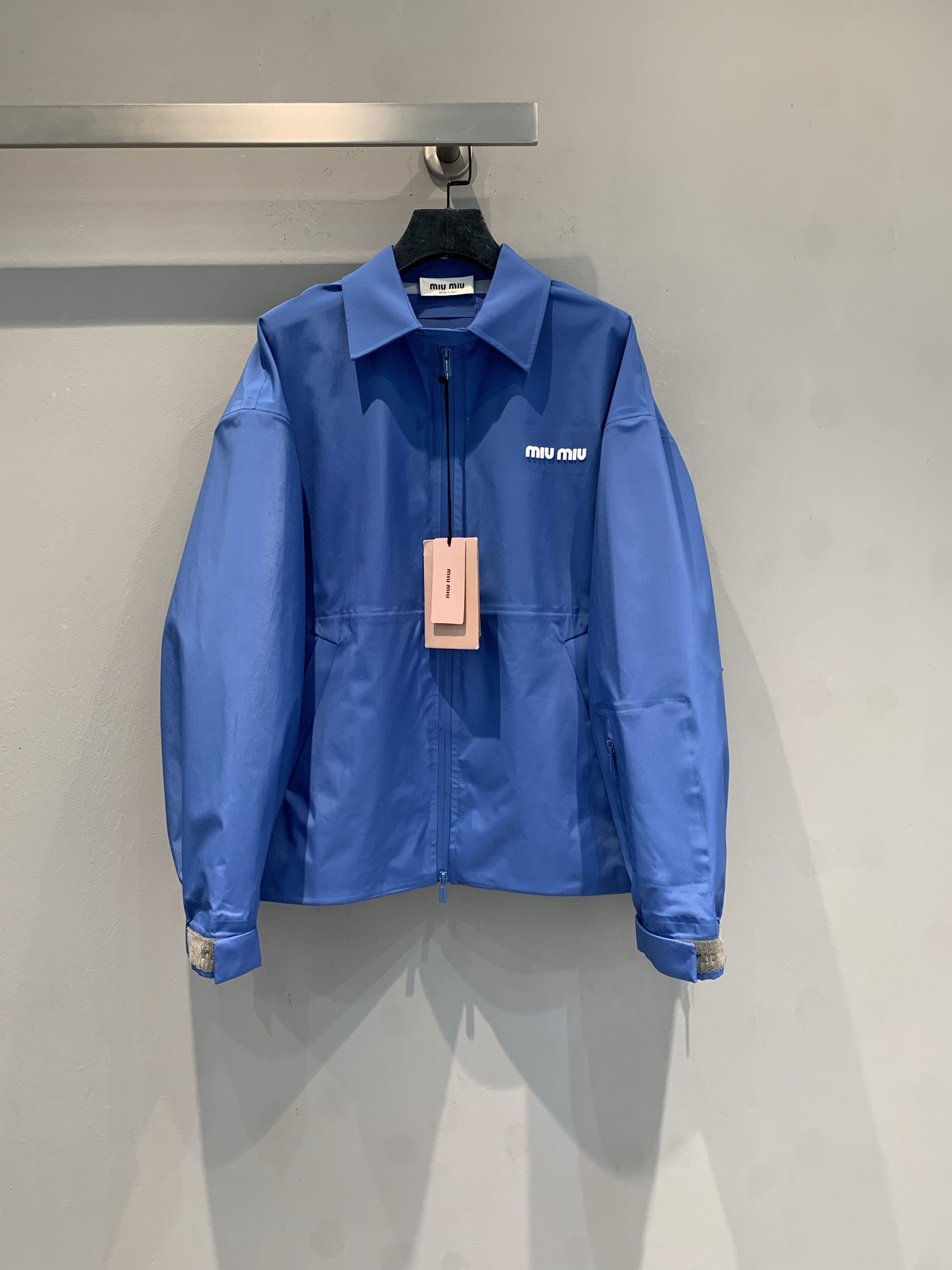 NO:738759,The new model is shipping. Originally developed by Miumi*, the new early spring lapel zipper blue woven jacket is lightweight and windproof, perfect for spring and autumn!  Simple lapel + zipper design, perfect details on the cuffs and hem, low-key and textured. The brand embroidered logo on the front is highly recognizable and can be easily worn for commuting and leisure. The cut is neat, and it goes well with jeans or casual pants, so you can easily get a high-end look!  Size SML,,miumiu,jeans,jackets & coats,19860909新款出货啦 原版开发 Miumi*早春新款翻领拉链蓝色梭织夹克,轻便防风,春秋季节超适合！简约翻领+拉链设计,袖口和下摆细节满分,低调又有质感.正面品牌刺绣徽标,辨识度高,通勤休闲都能轻松驾驭.剪裁利落,搭配牛仔裤或休闲裤都很OK,轻松get高级感穿搭！码数SML,,miumiu,jeans,jackets & coats,,Women's clothing