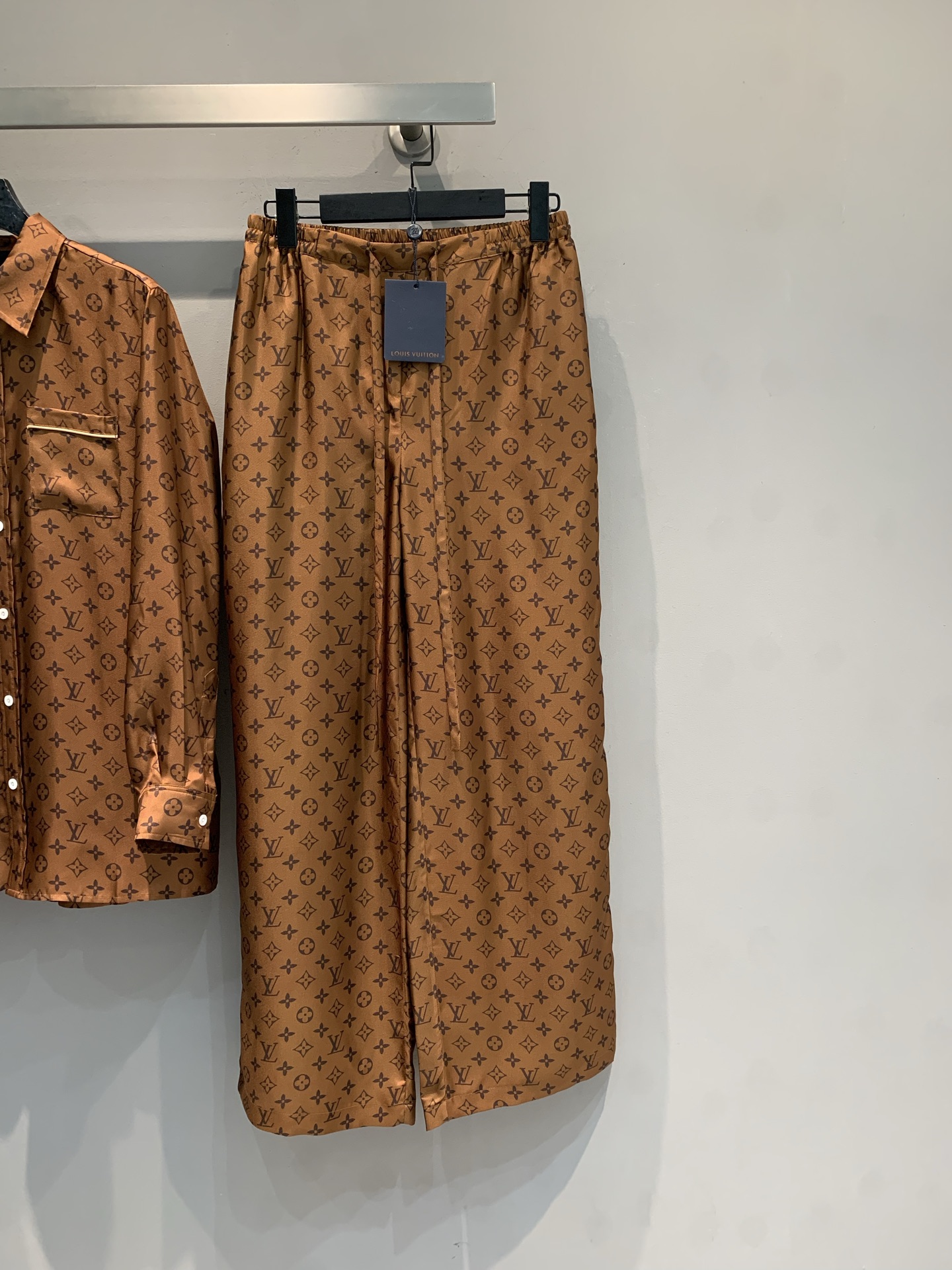 NO:748002,The new model is now shipping. The original development of L's early spring series of caramel-colored presbyopic silk wide-leg pants has a classic Monogram pattern. The silk material is light and smooth, with perfect drape. The high-waist lace design is elegant and practical, and the caramel color is perfect for autumn and winter wear. Whether paired with a shirt of the same series or simple knitting, it can easily create a sense of luxury, and it is great for commuting or formal occasions!  Size 36 38 40 42,,louis vuitton,shirts,real silk,19860909新款出货啦 原版开发 L家早春系列焦糖色老花真丝阔腿裤,经典Monogram图案,真丝材质轻盈柔滑,垂坠感满分.高腰系带设计,优雅又实用,焦糖色调超适合秋冬穿搭.无论搭配同系列衬衫还是简约针织,都能轻松打造高级感,通勤或正式场合都很出彩！码数36 38 40 42,,louis vuitton,shirts,real silk,,Women's clothing