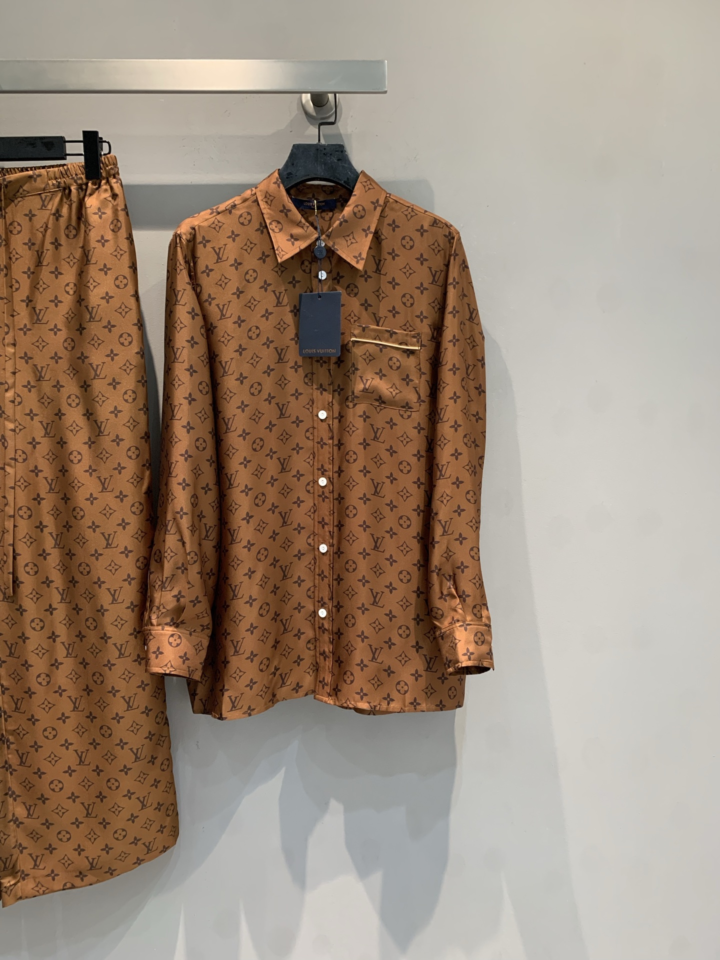 NO:748012,The new model is shipped. Original M development L family early spring series Monogram printed silk shirt, classic presbyopia pattern, low-key luxury. High-quality silk material, soft and smooth, excellent breathability, super comfortable to wear in spring and summer. Loose cut + white buttons, perfect details, the left chest pocket is practical and good-looking. It can be easily used for daily commuting and vacation. Pair it with shorts or jeans of the same series for a refined and lazy style!  Size 36 38 40 42,,louis vuitton,shorts,jeans,shirts,real silk,19860909新款出货啦M原版开发 L家早春系列Monogram印花真丝衬衫,经典老花图案,低调奢华.高品质真丝材质,柔软顺滑,透气性超赞,春夏穿超舒服.宽松剪裁+白色纽扣,细节满分,左胸口袋实用又好看.日常通勤、度假都能轻松驾驭,搭配同系列短裤或牛仔裤,精致慵懒风get！码数36 38 40 42,,louis vuitton,shorts,jeans,shirts,real silk,,Women's clothing