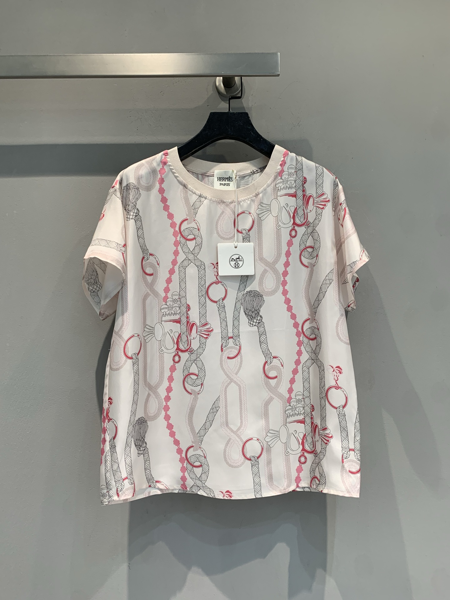 NO:739201,The new model has been shipped. The original development of Hermè* spring and summer series chain printed silk short sleeves. It is embellished with equestrian element prints and incorporates classic symbols such as knots and buckles to show the elegant style of the brand. Light and breathable mulberry silk fabric, super comfortable to wear in spring and summer, loose tailoring + round neck design, versatile for daily commuting or leisure. Full of printing details, both retro and modern, it can be easily integrated into various styles, temperament and taste coexist!  Code number 36 38 40 42,,hermes,T-shirt,real silk,19860909新款出货啦原版开发 Hermè*春夏系列链条印花真丝短袖.点缀马术元素印花,融合绳结、环扣等经典符号,展现品牌优雅格调.轻薄透气桑蚕丝面料,春夏穿超舒适,宽松剪裁+圆领设计,日常通勤或休闲都很百搭.印花细节满满,复古与现代感兼具,轻松融入各种穿搭风格,气质与品味并存！码数36 38 40 42,,hermes,T-shirt,real silk,,Women's clothing