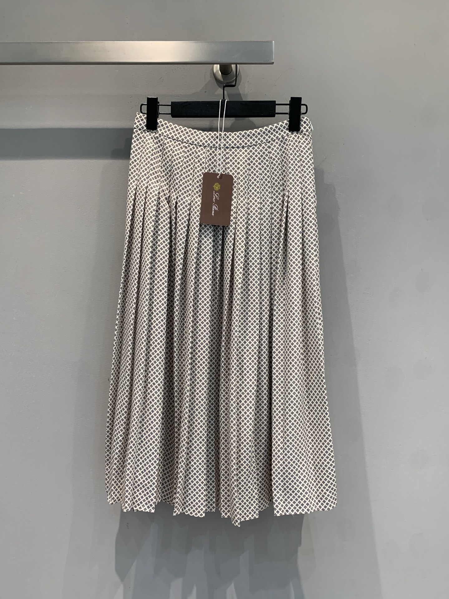 NO:739189,The new model is now shipping. The original developed Loro Pian* polka-dot silk skirt is made of high-quality mulberry silk, light and draped, and smooth to the touch. The classic polka-dot + pleat design is elegant and layered. The umbrella-shaped skirt brings a sense of flexibility when walking. The length is moderate, and the waist-to-hip ratio is modified, making it easy to control for commuting and parties. The silk material is breathable and comfortable, and is very suitable for spring and autumn. Pair it with a simple top or sweater, and you can easily get a high-end relaxed look. Size 36 38 40  42,,loro piana,skirts,real silk,19860909新款出货啦原版开发 Loro Pian*波点真丝半裙,采用高品质桑蚕丝,轻盈垂坠,触感柔滑.经典波点+褶皱设计,优雅又有层次感,伞状裙摆走路自带灵动感.长度适中,修饰腰臀比例,通勤、聚会都能轻松驾驭.真丝材质透气舒适,春秋季节穿超合适,搭配简约上衣或针织衫,轻松get高级松弛感穿搭.码数36 38 40 42,,loro piana,skirts,real silk,,Women's clothing