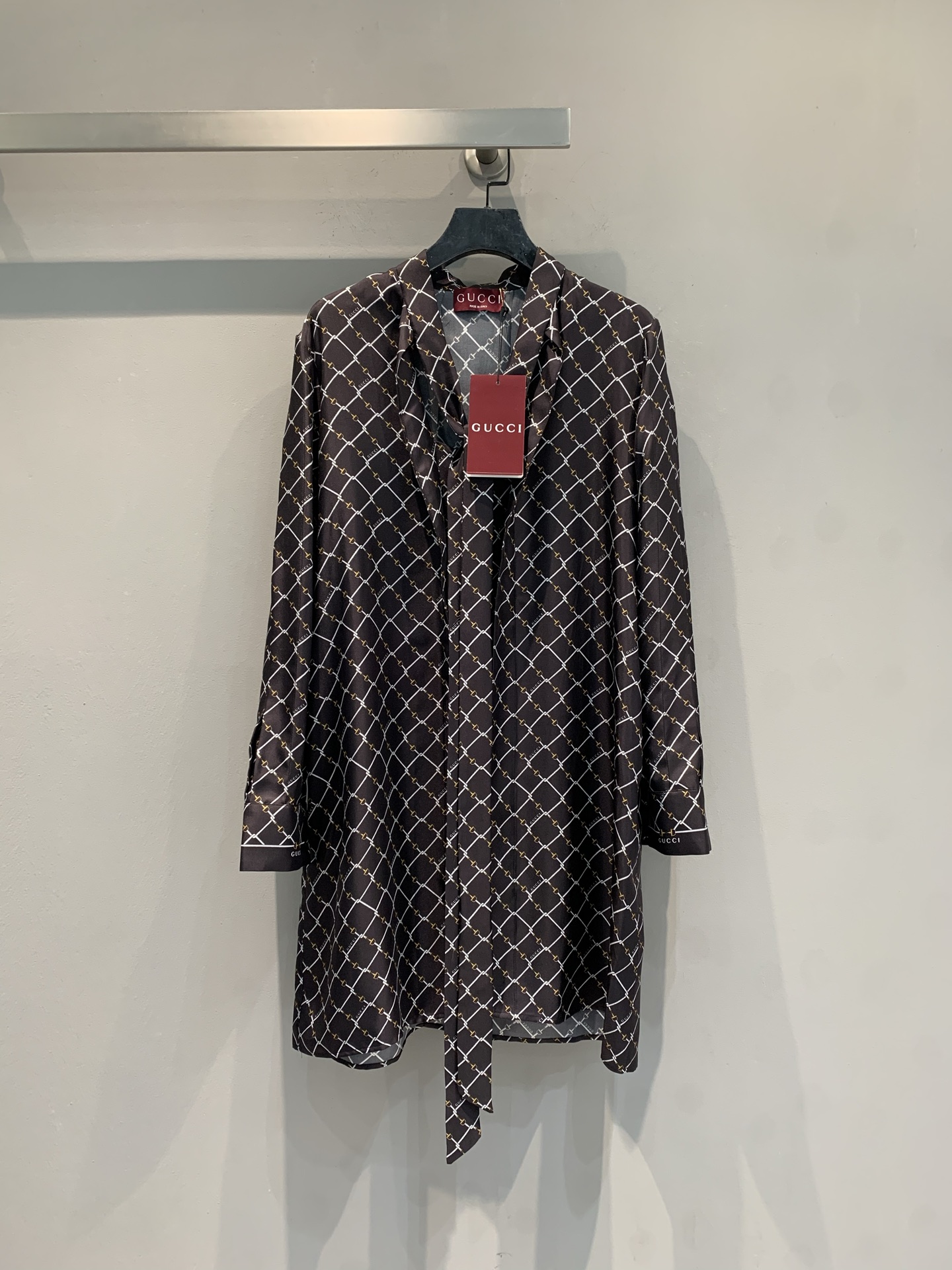 NO:739195,The new model has been shipped. G family's new early spring horsebit printed silk shirt dress, black base with white gold horsebit buckle, highly recognizable!  The fabric is made of mulberry silk imported from Italy, with a smooth and shiny texture. The classic shirt dress style, lapel + button placket, loose tailoring, looks great when worn alone or layered with a cape, easily creating a noble atmosphere~ It can be easily used for daily commuting and holiday parties, fashionable and versatile!  Size 36 38 40 42,,gucci,skirts,shirts,real silk,19860909新款出货啦G家早春新款马衔扣印花真丝衬衫裙,黑色底配白金马衔扣,辨识度超高！面料选用意大利进口桑蚕丝,质感顺滑有光泽.经典衬衫裙版型,翻领+纽扣开襟,宽松剪裁,单穿或叠搭斗篷都很出彩,轻松打造贵气氛围感～日常通勤、节日聚会都能轻松驾驭,时髦又百搭！码数36 38 40 42,,gucci,skirts,shirts,real silk,,Women's clothing