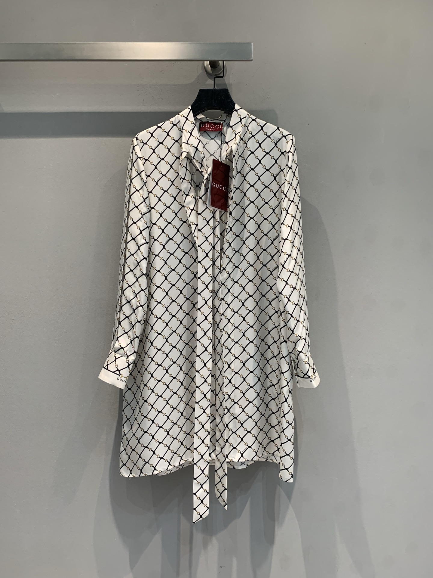 NO:739727,The new model has been shipped. The original G family early spring series horsebit printed silk shirt dress is made of high-quality silk, smooth to the touch, breathable and comfortable, suitable for close-fitting wear. The black and white contrast plaid + horsebit element are retro and fashionable, and the brand is highly recognizable. The lapel is loosely tailored and the cuff details are exquisite, making it easy to wear for commuting, leisure, and vacation. Pair it with trousers or jeans of the same series, and you can easily get a high-end look. It is a must-have item for the workplace and daily wardrobe!  Size 36 38 40 42,,gucci,skirts,jeans,shirts,real silk,19860909新款出货啦原版开发 G家早春系列马衔扣印花真丝衬衫裙,采用高品质真丝,触感柔滑,透气舒适,适合贴身穿着.黑白撞色格纹+马衔扣元素,复古又时髦,品牌辨识度超高.翻领宽松剪裁,袖口细节精致,通勤、休闲、度假都能轻松驾驭.搭配同系列长裤或牛仔裤,轻松get高级感穿搭,是职场和日常衣橱必备单品！码数36 38 40 42,,gucci,skirts,jeans,shirts,real silk,,Women's clothing