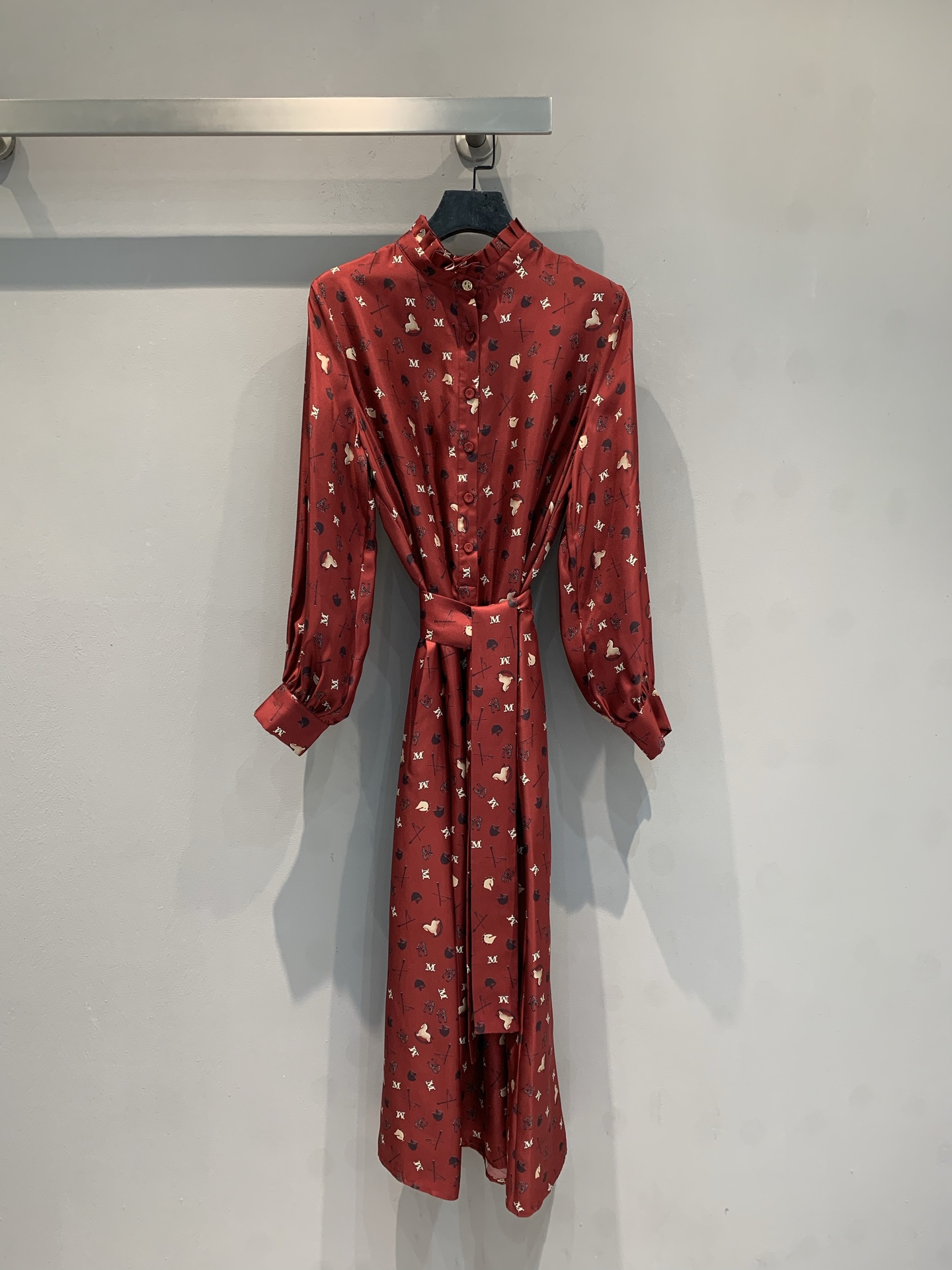 NO:739723,The new model is shipping. The original developed Max Mar* silk dress is limited to the Year of the Horse. It is made of mulberry silk twill. The texture is smooth and shiny, and it is super comfortable to wear!  The pony print is full of festive atmosphere, implying good luck. The stand-up collar + belt design is flattering and elegant, and the long sleeves are suitable for spring and autumn. It looks great alone or with a coat. It can be easily used for commuting, parties and festivals. Size 36 38 40 42,, skirts, real silk,19860909新款出货啦原版开发 Max Mar*马年限定真丝连衣裙,桑蚕丝斜纹绸,质地柔滑有光泽,穿着超舒适！小马印花,节日氛围感满满,寓意吉祥如意.立领+腰带设计,修饰身形又优雅,长袖适合春秋,单穿或搭配大衣都很出彩,通勤、聚会、节日都能轻松驾驭.码数36 38 40 42,,skirts,real silk,,Women's clothing