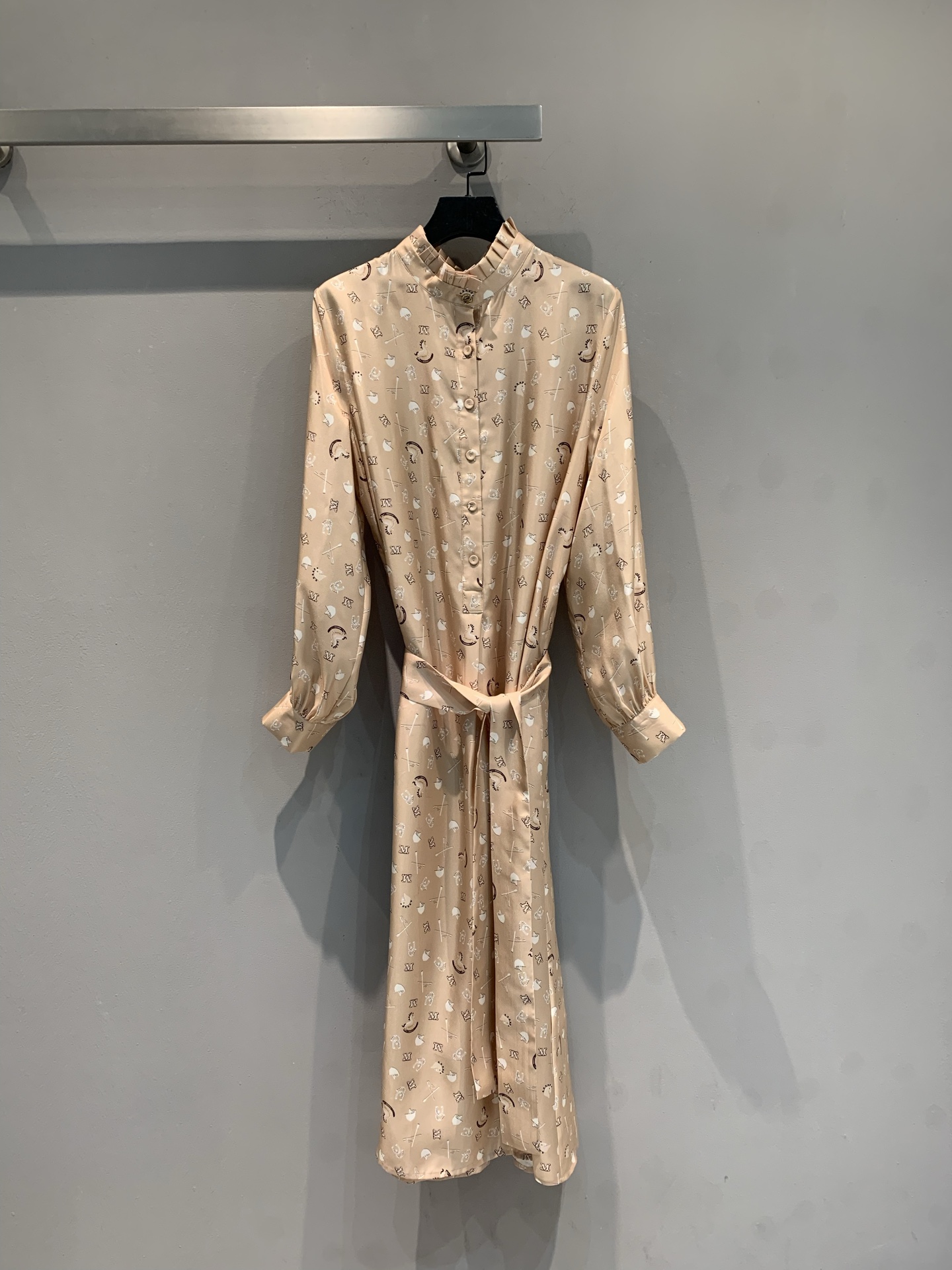 NO:739721,The new model has been shipped. The original developed Max Mar* silk dress is limited to the Year of the Horse. It is made of mulberry silk twill. The texture is smooth and shiny, and it is super comfortable to wear!  The pony print is full of festive atmosphere, implying good luck. The stand-up collar + belt design is flattering and elegant, and the long sleeves are suitable for spring and autumn. It looks great alone or with a coat. It can be easily used for commuting, parties and festivals. Size 36 38 40 42,, skirts, real silk,19860909新款出货啦 原版开发 Max Mar*马年限定真丝连衣裙,桑蚕丝斜纹绸,质地柔滑有光泽,穿着超舒适！小马印花,节日氛围感满满,寓意吉祥如意.立领+腰带设计,修饰身形又优雅,长袖适合春秋,单穿或搭配大衣都很出彩,通勤、聚会、节日都能轻松驾驭.码数36 38 40 42,,skirts,real silk,,Women's clothing