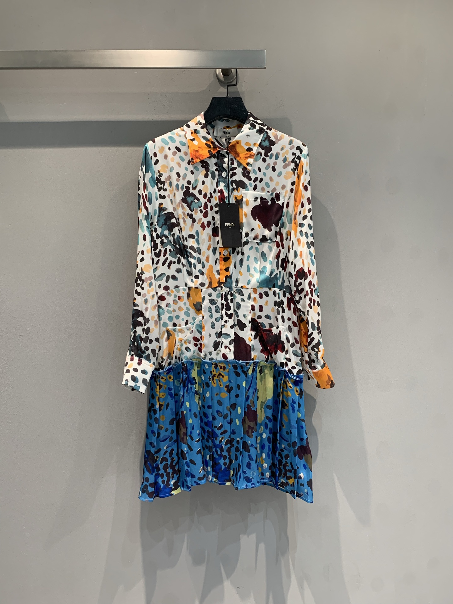 NO:739183,The new model is shipped. M original development Fend* 2026 early spring vacation series printed silk dress, made of mulberry silk fabric, light and elegant. The upper body is white with orange, blue and brown abstract printing, full of pointillism art. The hem is blue pleated stitching, with rich layers and strong color contrast. The loose shirt skirt version is super friendly to the body, easy to wear fashionable, very suitable for vacation or daily life!  Size 36 38 40 42,,fendi,skirts,shirts,real silk,19860909新款出货啦M原版开发 Fend* 2026早春度假系列印花真丝连衣裙,采用桑蚕丝面料,轻盈飘逸.上身白色底配橙蓝棕抽象印花,点彩艺术感满满.下摆蓝色百褶拼接,层次丰富,色彩对比强烈.宽松衬衫裙版型,对身材超友好,轻松穿出时髦感,度假或日常都很适合哦！码数36 38 40 42,,fendi,skirts,shirts,real silk,,Women's clothing