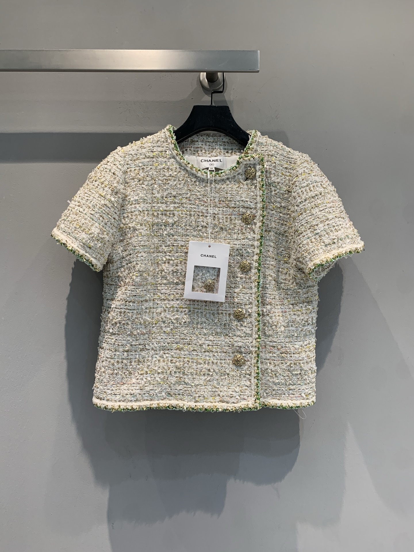 NO:739181,Comes with dust bag. New model shipped. M comes with dust bag. Original development. Short-sleeved top from C's early spring vacation series, beige-gold tweed blend, embellished with green piping and beads, elegant and refined. The short-sleeved design is light and breathable, super comfortable to wear in summer!  The green piping is inspired by nature, and the beaded details are very recognizable. Size 38 is suitable for girls of medium height. Whether paired with skirts or trousers, it can easily create a noble temperament. It is outstanding in daily or formal occasions ~ Size 36 38 40,,chanel,skirts,T-shirt,19860909配防尘袋新款出货啦M配防尘袋 原版开发 C家早春度假系列短袖上衣,米金色粗花呢混纺,点缀绿色滚边和珠饰,优雅精致.短袖设计轻盈透气,夏天穿超舒服！绿色滚边灵感来自自然,珠饰细节超有辨识度,38码适合中等身材女生.无论搭配裙装还是裤装,都能轻松打造高贵气质,日常或正式场合都很出彩～码数36 38 40,,chanel,skirts,T-shirt,,Women's clothing