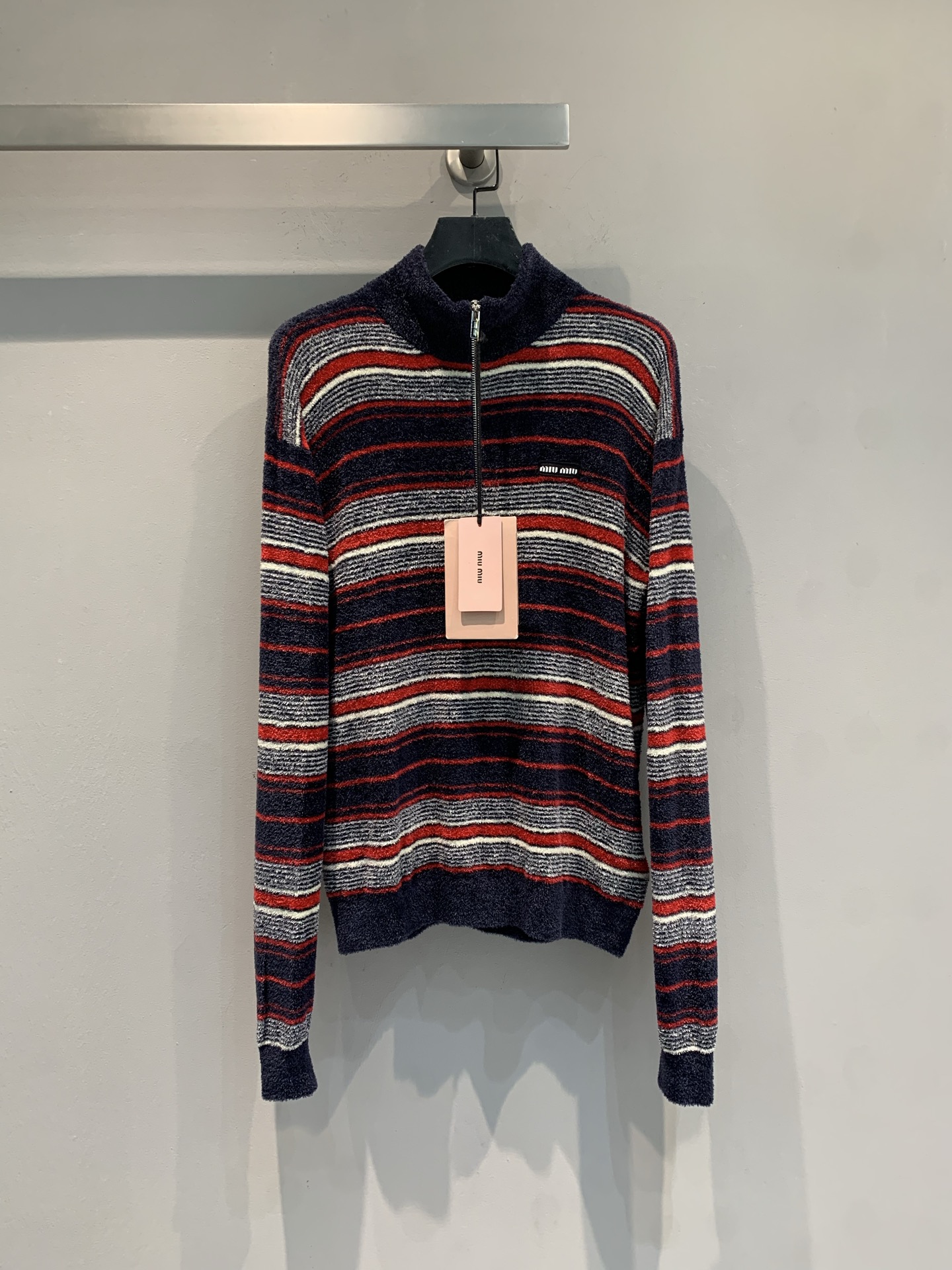 NO:748049,The new model is shipping. M original development Miumi* early spring new striped half-zip sweater, made of chenille material, soft and skin-friendly, super comfortable to wear in spring and autumn!  Red, gray and white contrasting stripes + half-zip stand-up collar, retro and fashionable, full of details. Long-sleeved design to keep warm, easy to wear for commuting and leisure. Pair with pleated skirt or overalls, switch between college style or urban style, and easily get a sweet and cool look!  Code numberSML,,miumiu,skirts,19860909新款出货啦M原版开发 Miumi*早春新款条纹半拉链针织衫,采用雪尼尔材质,柔软亲肤,春秋穿超舒服！红灰白撞色条纹+半拉链立领,复古又时髦,细节满分.长袖设计保暖,通勤休闲都能轻松驾驭.搭配百褶裙或工装裤,学院风or都市风随心切换,轻松get甜酷造型！码数SML,,miumiu,skirts,,Women's clothing