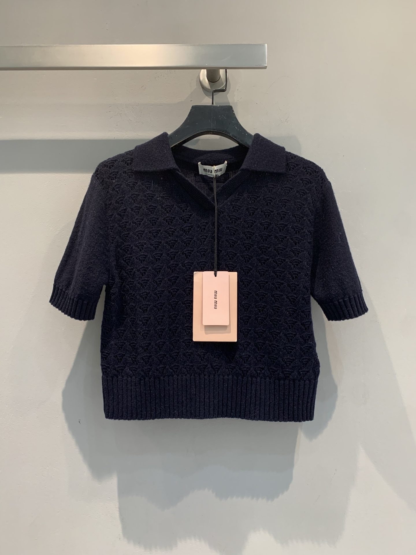 NO:758094,The new model is now shipping. The original developed Miumi* spring and summer series dark blue micro-hollow short-sleeved knitted Polo shirt is made of cashmere knitted fabric. The hollow texture design is breathable and fashionable. The classic Polo lapel + V-neck tailoring modifies the neck line, the short-sleeved shoulder version, and the shoulder-arm ratio is more neat. The hem is threaded, with exquisite details, durable and not easy to deform. It can be easily used for daily commuting and leisure, and it can be paired with jeans or skirts for a simple and high-end feel!  Size SML,,miumiu,skirts,jeans,T-shirt,19860909新款出货啦 原版开发 Miumi*春夏系列深蓝色微镂空短袖针织Polo衫,采用羊绒针织面料,镂空纹理设计透气又时髦.经典Polo翻领+V领剪裁,修饰颈部线条,短袖正肩版型,肩臂比例更显利落.下摆螺纹收边,细节精致,耐穿不易变形.日常通勤、休闲都能轻松驾驭,搭配牛仔裤或半身裙,简约高级感满分！码数SML,,miumiu,skirts,jeans,T-shirt,,Women's clothing