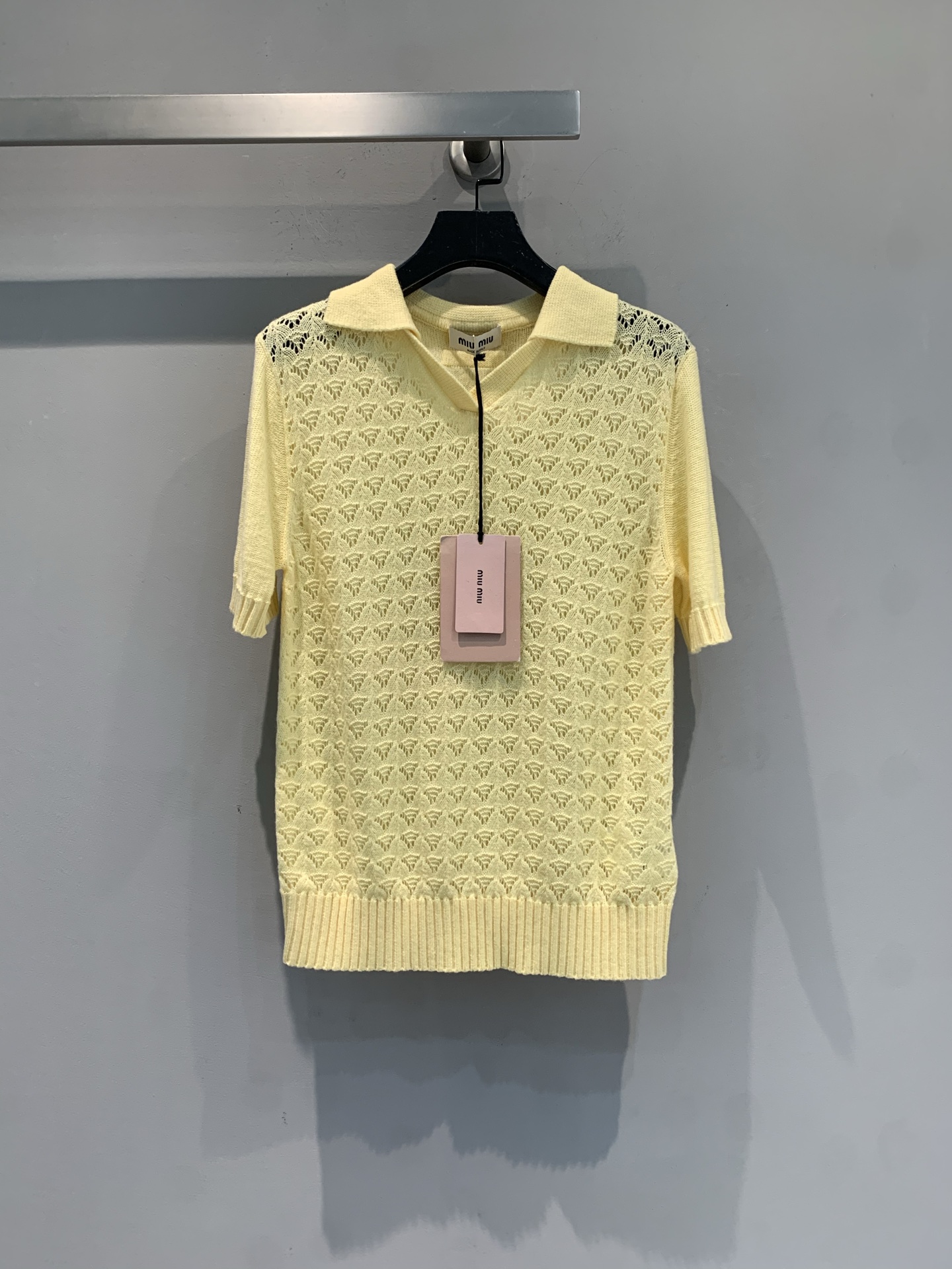 NO:758082,The new model is shipping. M is originally developed by Miumi* for the spring and summer series, hollow knitted short-sleeves. The creamy yellow color is super white, and the soft and breathable knitted fabric makes it super comfortable to wear in spring and summer!  Retro lapels + hollow patterns, full of details. Loose fit, can be worn alone or layered. Paired with a high-waisted skirt or jeans, you can easily switch between sweet and cool or elegant style ~ It can be easily used for daily outings and dates. It is a must-have versatile item in spring and summer!  Size SML,,miumiu,skirts,jeans,T-shirt,19860909新款出货啦M 原版开发 Miumi*春夏系列镂空针织短袖,奶黄色调超显白,柔软透气针织面料,春夏穿超舒服！复古翻领+镂空花纹,细节满分.宽松版型,单穿叠搭都OK,配高腰裙or牛仔裤,轻松切换甜酷or优雅风～日常出街、约会都能轻松驾驭,是春夏必入的百搭单品！码数SML,,miumiu,skirts,jeans,T-shirt,,Women's clothing