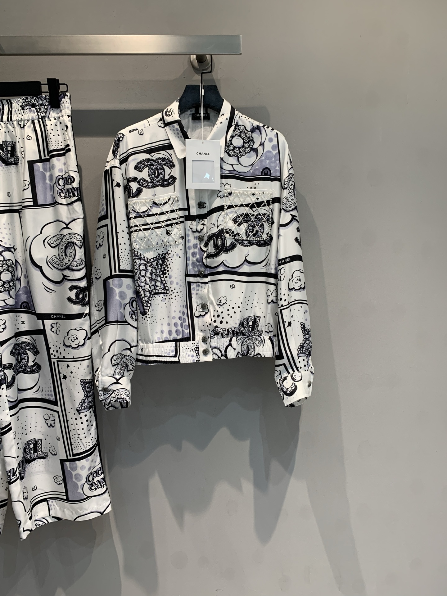 NO:739199,The new model is now shipping. The original double-C printed silk suit from the C family spring and summer series. The black and white comic style pattern is super artistic, embellished with stars, flowers, and geometric elements. It is fashionable and individual. The silk fabric is light and smooth, comfortable to wear, and the loose version + waistline design is casual and flattering. The same style of wide-leg pants, elastic waist is super friendly, can be easily used on vacation, daily life, and parties!  Pair it with a silver chain bag or pearl jewelry for a perfect sense of sophistication. Size 36 38 40 42, chanel, real silk,19860909新款出货啦上 原版开发 C家春夏系列双C印花真丝套装,黑白漫画风图案超有艺术感,星星、花朵、几何元素点缀,时髦又个性.真丝面料轻薄柔滑,穿着舒适,宽松版型+腰线设计,随性又显身材.同款阔腿裤,松紧腰超友好,度假、日常、派对都能轻松驾驭！搭配银色链条包或珍珠饰品,精致感满分.码数36 38 40 42,,chanel,real silk,,Women's clothing