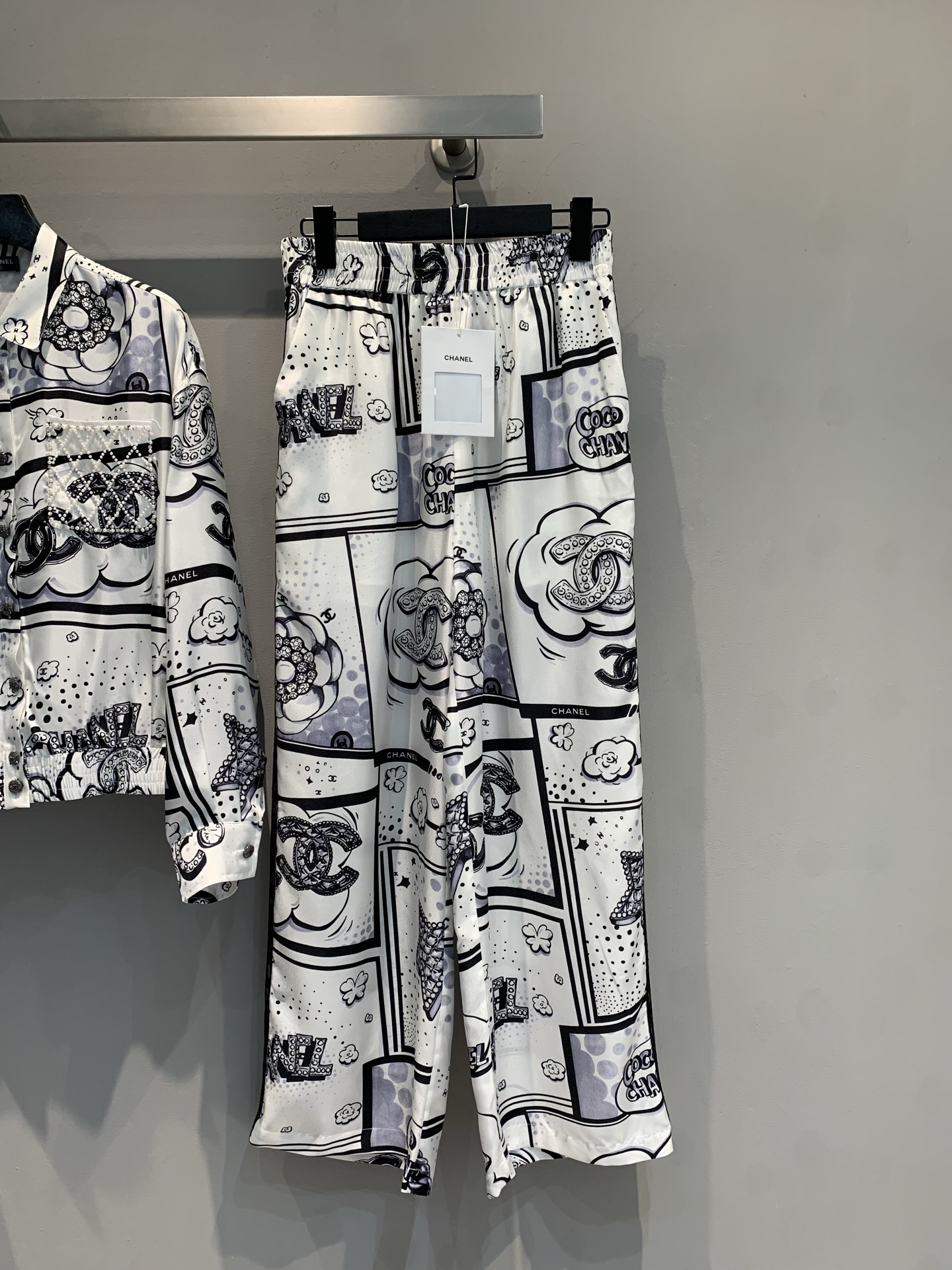 NO:739193,The new model has been shipped. The original version of the double-C printed silk suit from the C family spring and summer series. The black and white comic style pattern is super artistic, embellished with stars, flowers, and geometric elements. It is fashionable and personalized. The silk fabric is light and smooth, comfortable to wear, and the loose version + waistline design is casual and shows your figure. The same style of wide-leg pants, elastic waist is super friendly, can be easily used on vacation, daily life, and parties!  Pair it with a silver chain bag or pearl jewelry for a perfect sense of sophistication. Size 36 38 40 42, chanel, real silk,19860909新款出货啦 原版开发 C家春夏系列双C印花真丝套装,黑白漫画风图案超有艺术感,星星、花朵、几何元素点缀,时髦又个性.真丝面料轻薄柔滑,穿着舒适,宽松版型+腰线设计,随性又显身材.同款阔腿裤,松紧腰超友好,度假、日常、派对都能轻松驾驭！搭配银色链条包或珍珠饰品,精致感满分.码数36 38 40 42,,chanel,real silk,,Women's clothing
