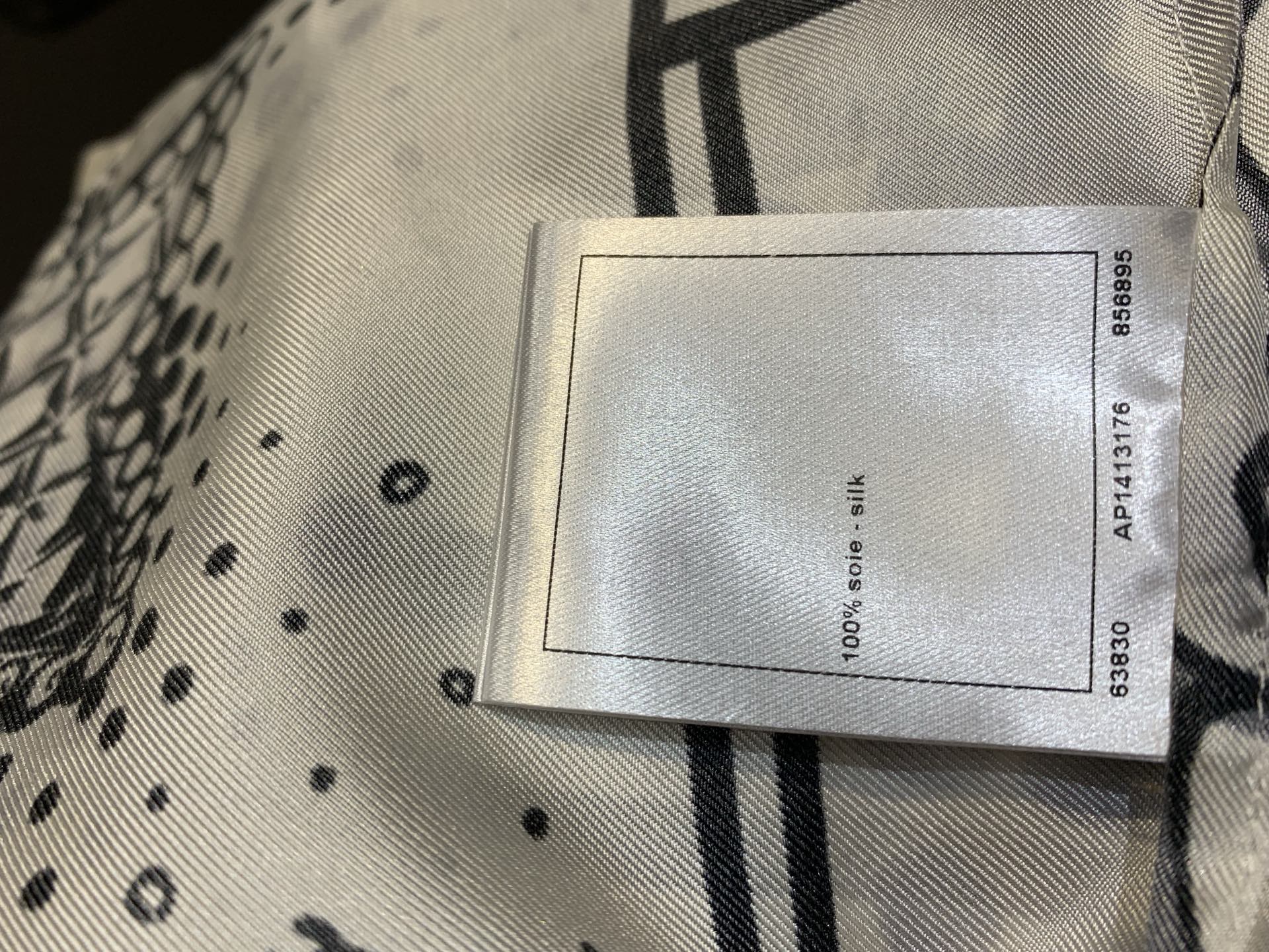 新款🆕 原版开发 C家春夏系列真丝漫画上衣，采用高品质真丝，触感柔滑轻盈，透气性超赞，春夏穿超舒服！黑白