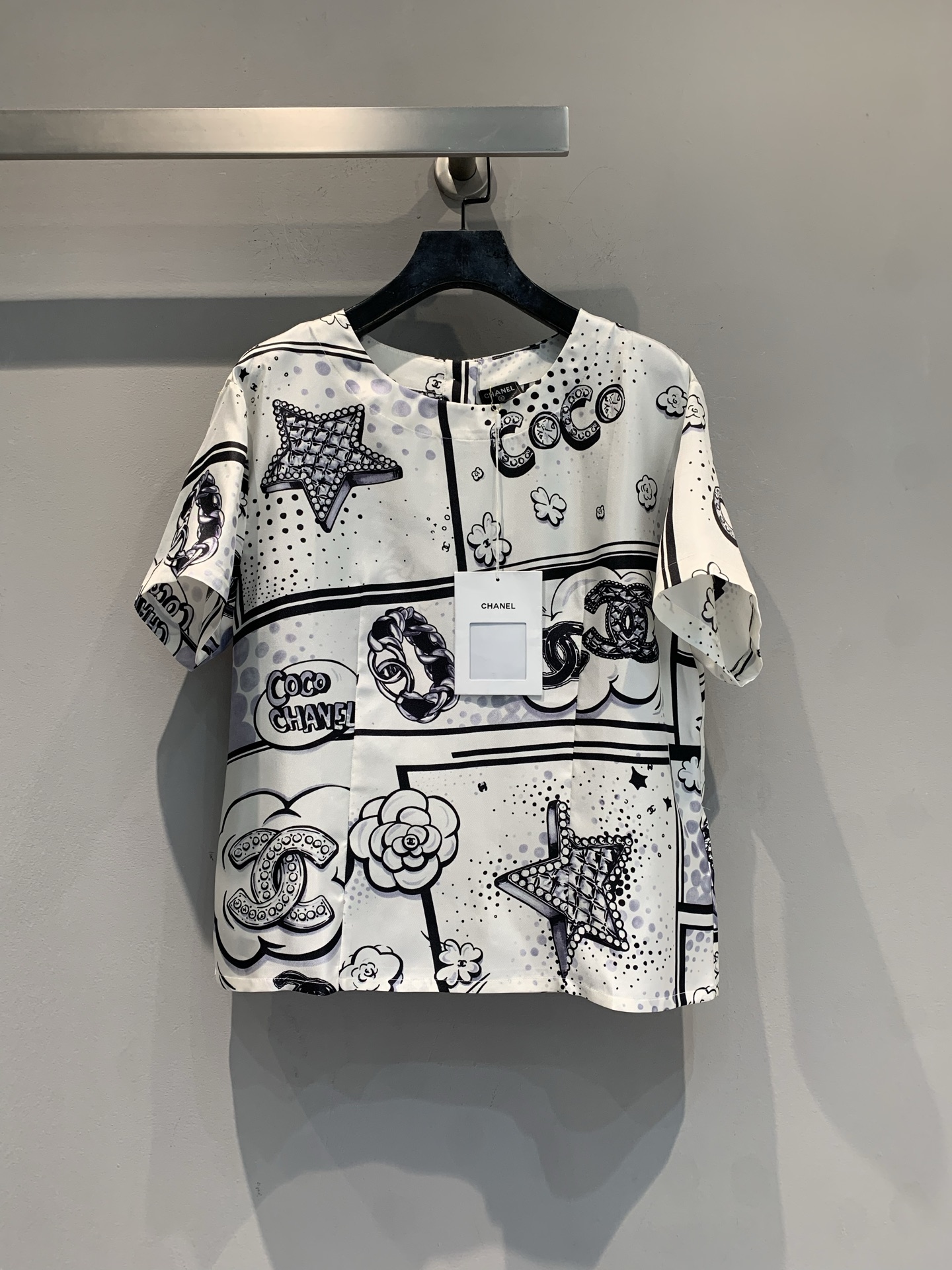 NO:739203,The new model is on the way. M original development C Spring and Summer series silk comic tops are made of high-quality silk, which is smooth and light to the touch, has excellent breathability, and is super comfortable to wear in spring and summer!  Black and white comic-style prints, stars, camellias, double C logos and other classic elements are full of artistic sense. Loose cut + short-sleeved design, easy to wear in daily life or on vacation, and looks great with jeans or skirts. Size 36 38 40 42,,chanel,skirts,jeans,T-shirt,real silk,19860909新款出货啦M原版开发 C家春夏系列真丝漫画上衣,采用高品质真丝,触感柔滑轻盈,透气性超赞,春夏穿超舒服！黑白漫画风印花,星星、山茶花、双C标志等经典元素,艺术感满满.宽松剪裁+短袖设计,日常或度假都能轻松驾驭,搭配牛仔裤或半裙都很出彩.码数36 38 40 42,,chanel,skirts,jeans,T-shirt,real silk,,Women's clothing