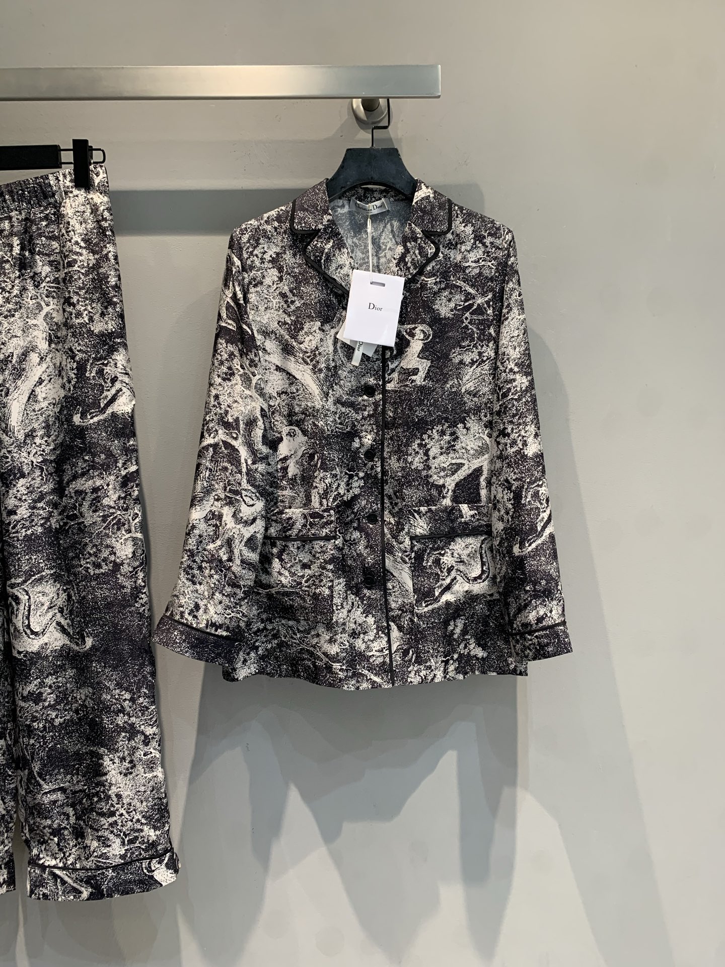 NO:739719,The new model has been shipped. The original CD early spring series Jouy printed silk shirt. From the Dioriviera limited series, the classic Sauvage Jouy print, blue and white ink style, full of artistic sense. The silk fabric is soft and comfortable, very suitable for spring and autumn. The loose version is casual and stylish, and it will look more refined when paired with items from the same series. The printing is inspired by traditional patterns, modern interpretation, elegant and fashionable, and can be easily used for commuting and leisure. It is one of Dior's iconic items!  Size 36 38 40 42,,dior,shirts,real silk,19860909新款出货啦原版开发 CD早春系列茹伊印花真丝衬衫.来自Dioriviera限定系列,经典Sauvage茹伊印花,蓝白水墨风,艺术感满满.真丝面料柔软舒适,春秋季节穿超合适.宽松版型,随性又有型,搭配同系列单品更显精致.印花灵感源自传统图案,现代演绎,优雅又时髦,通勤休闲都能轻松驾驭,是Dior标志性单品之一！码数36 38 40 42,,dior,shirts,real silk,,Women's clothing