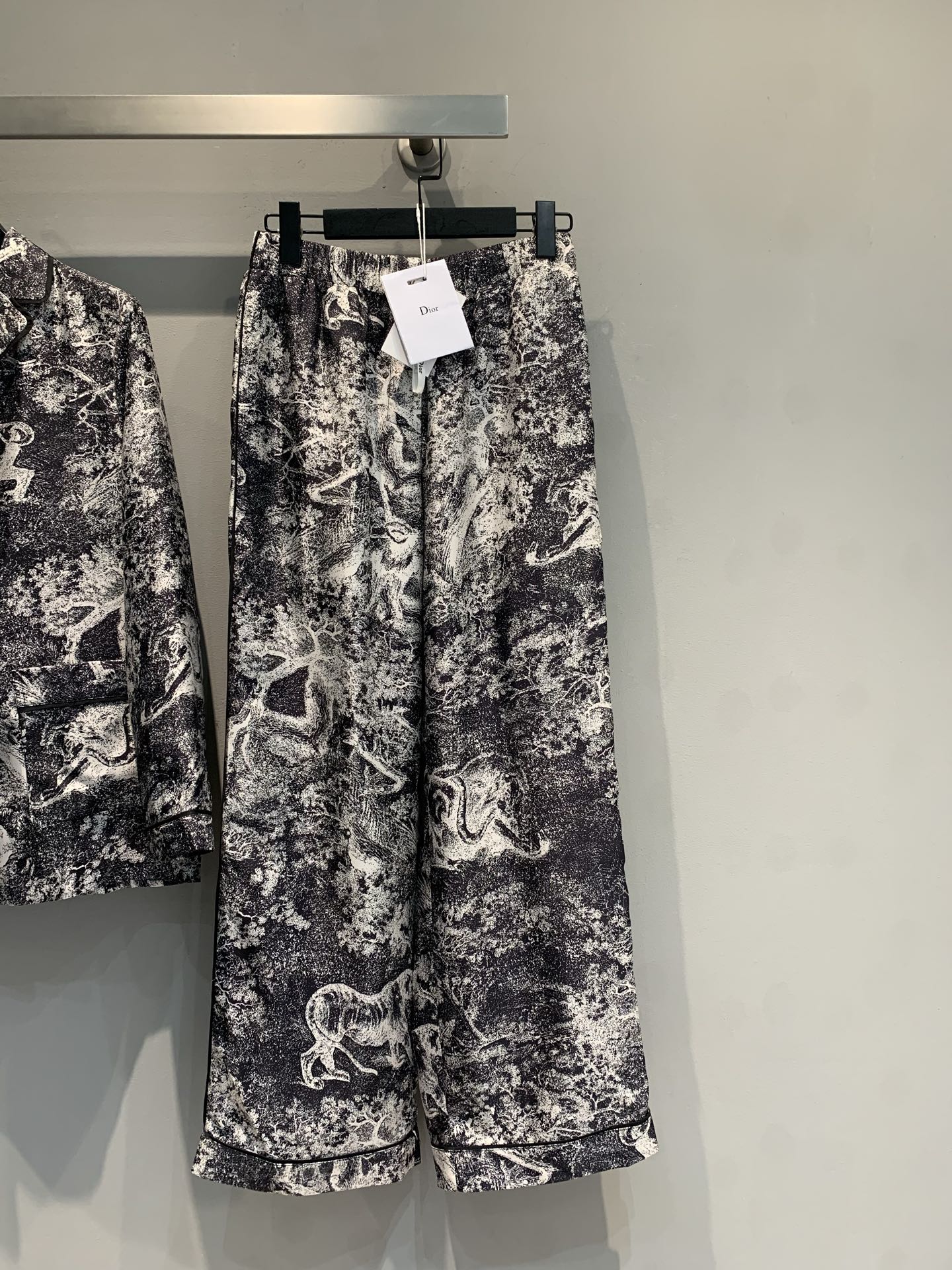 NO:739717,The new model is shipped. M original development CD spring and summer series jungle print silk wide-leg pants. The black and white animal patterns are super visually impactful and full of artistic sense!  The high-waisted straight design, the drapey fabric modifies the leg shape, the pear-shaped body is friendly, making you look taller and slimmer. The elastic waist is comfortable to wear, and can be easily used for daily commuting and leisure. It is very fashionable when paired with a simple top ~ The silk fabric is light and easy to care for, and can be worn in all seasons. It is a practical and fashionable versatile item!  Code number 36 38 40 42,,real silk,19860909新款出货啦M原版开发 CD春夏系列丛林印花真丝阔腿裤,黑白动物图案超有视觉冲击力,艺术感满满！高腰直筒设计,垂感面料修饰腿型,梨形身材友好,显高显瘦.松紧腰穿着舒适,日常通勤、休闲都能轻松驾驭,搭配简约上衣就很时髦～真丝面料轻盈易打理,四季都能穿,是实用又时髦的百搭单品！码数36 38 40 42,,real silk,,Women's clothing