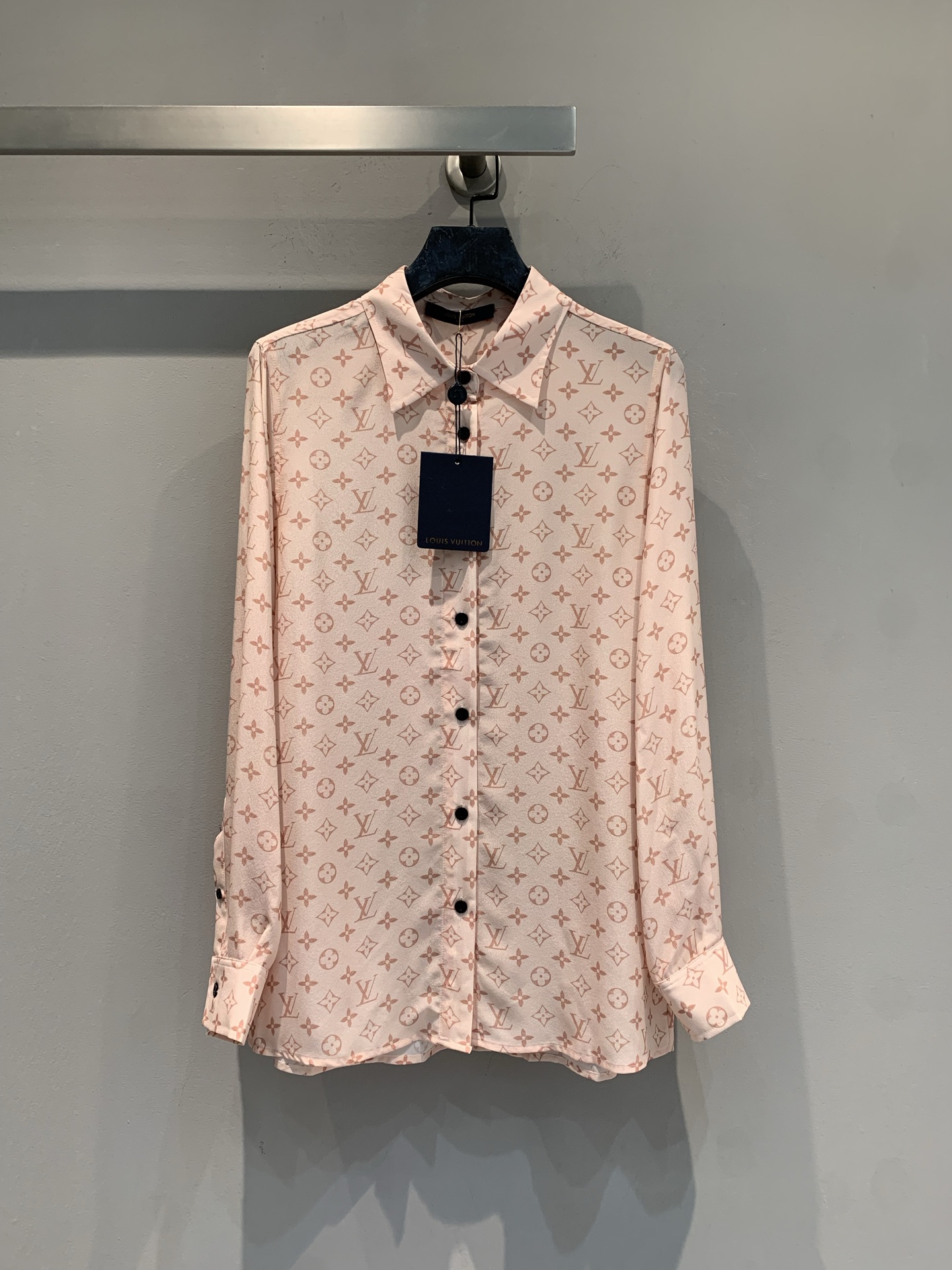 NO:740243,The new model has been shipped. M was originally developed by L family. Monogram printed silk shirt, classic presbyopia pattern + light pink, elegant and high-end!  Light and thin fabric, super comfortable to wear in spring and summer, loose cut + black buttons, perfect details. It can be easily controlled whether commuting or vacationing. Pair it with a long skirt or high-waisted pants to enhance your temperament!  LV's iconic design combines fashion and quality, and is a must-have and versatile item for the wardrobe. Size 36 38 40 42, louis vuitton, louis vuitton, skirts, shirts, real silk,19860909新款出货啦M 原版开发 L家 Monogram印花真丝衬衫,经典老花图案+浅粉色,优雅又高级！轻薄面料,春夏穿超舒适,宽松剪裁+黑色纽扣,细节满分.无论通勤还是度假都能轻松驾驭,搭配长裙或高腰裤,气质直接拉满！LV标志性设计,时尚与品质兼具,是衣橱必备百搭单品.码数36 38 40 42,,louis vuitton,louis vuitton,skirts,shirts,real silk,,Women's clothing