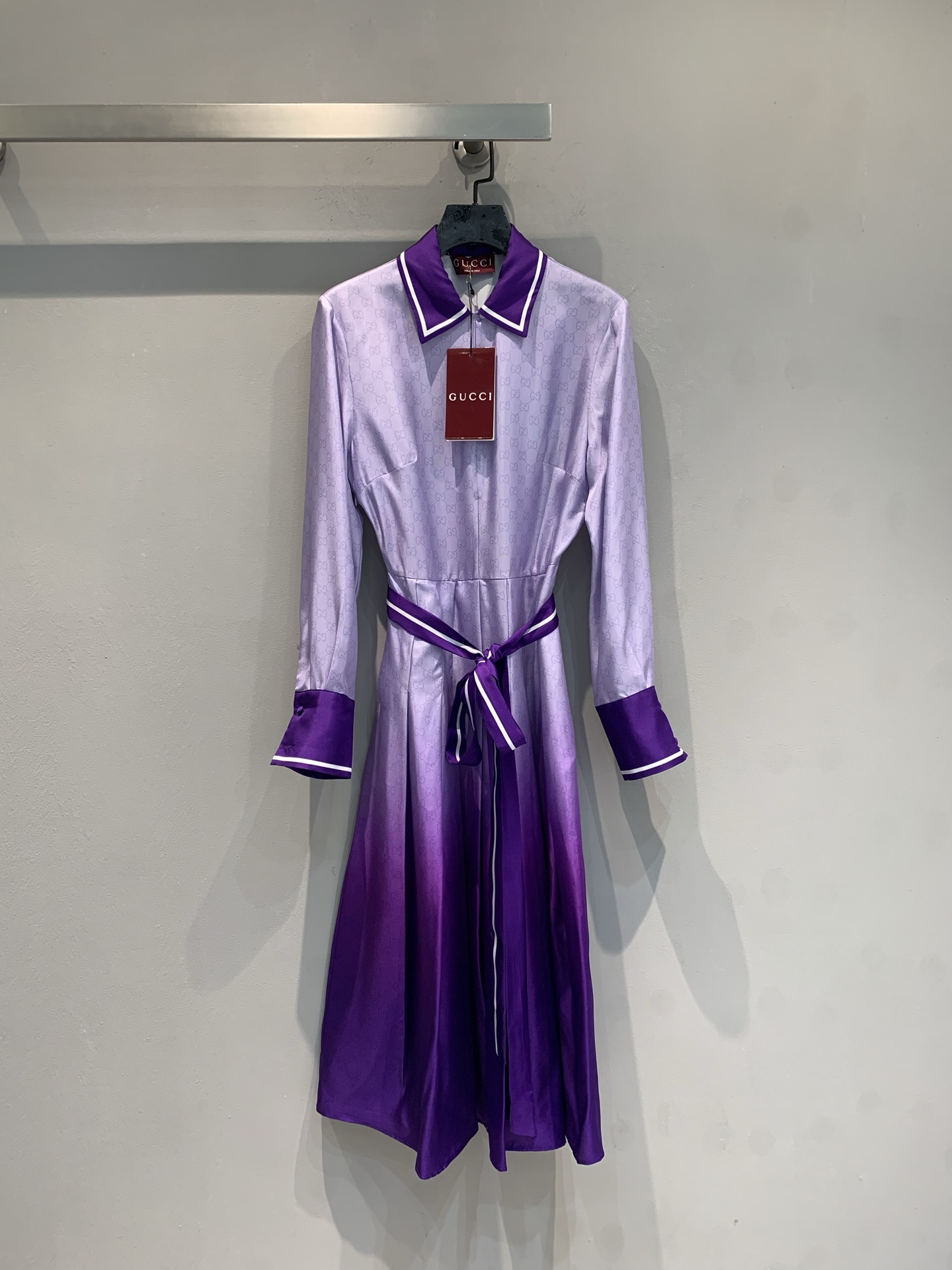 NO:740247,The new model is shipped. M original development G family's new purple gradient silk dress in early spring is made of high-quality mulberry silk fabric, smooth and shiny to the touch. Shirt-style collar + white piping, full of details. The same color laces at the waist are adjustable to easily outline the body shape. The gradient purple skirt is elegant and modern, and can be easily controlled in daily or formal occasions. GUCCI classic tailoring and innovative design are combined, fashionable and textured, and you will feel full of aura when you wear it!  Size 36 38 40 42,,gucci,gucci,skirts,shirts,real silk,19860909新款出货啦M原版开发 G家早春新款紫色渐变真丝连衣裙,采用高品质桑蚕丝面料,触感柔滑有光泽.衬衫式领口+白色滚边,细节满分.腰部同色系带可调节,轻松勾勒身形.裙摆渐变紫色,优雅又现代,日常或正式场合都能轻松驾驭.GUCCI经典剪裁与创新设计融合,时髦又有质感,穿上就是气场全开！码数36 38 40 42,,gucci,gucci,skirts,shirts,real silk,,Women's clothing