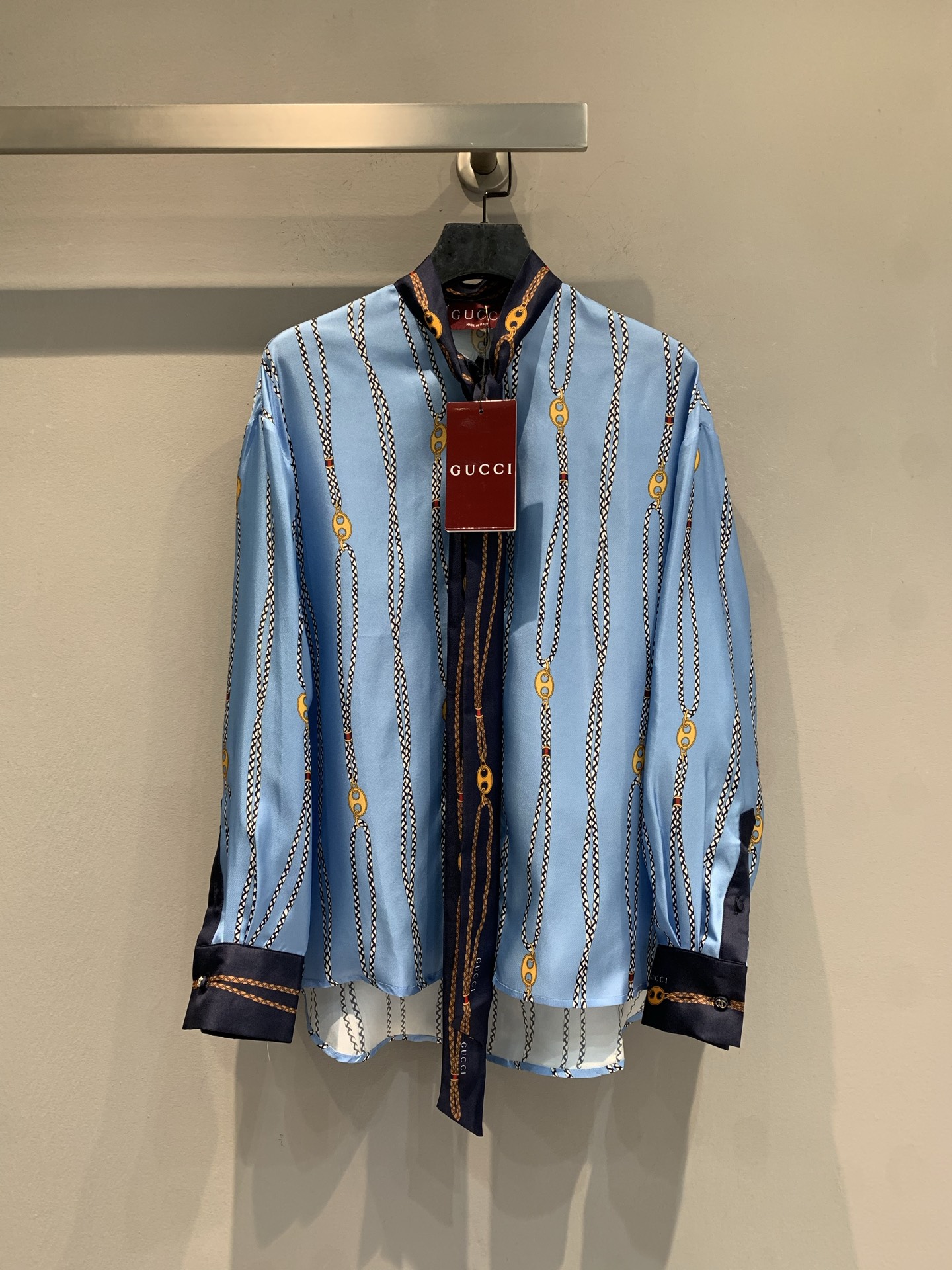 NO:740239,The new model is shipping. The original G family's new Jackie1961 series silk shirt in early spring is made of mulberry silk. It is full of luster and feels as smooth as the second skin. Light blue background color + retro metal pattern, collar ribbon design, French exquisite and elegant. The cuffs and collar are navy blue contrasting colors, and the details are super recognizable!  It can be easily worn for daily commuting, afternoon tea, and dating. Pair it with presbyopic shorts or boots. You can switch between sweet and cool or elegant at will~ Size 36 38 40 42,,gucci,boots,shorts,shirts,real silk,19860909新款出货啦 原版开发G家早春新款Jackie1961系列真丝衬衫,桑蚕丝材质,光泽感满满,触感柔滑如第二层肌肤.浅蓝底色+复古金属纹样,领口飘带设计,法式精致优雅.袖口和领口藏蓝撞色,细节超有辨识度！日常通勤、下午茶、约会都能轻松驾驭,搭配老花短裤或长靴,甜酷or优雅随心切换～码数36 38 40 42,,gucci,boots,shorts,shirts,real silk,,Women's clothing