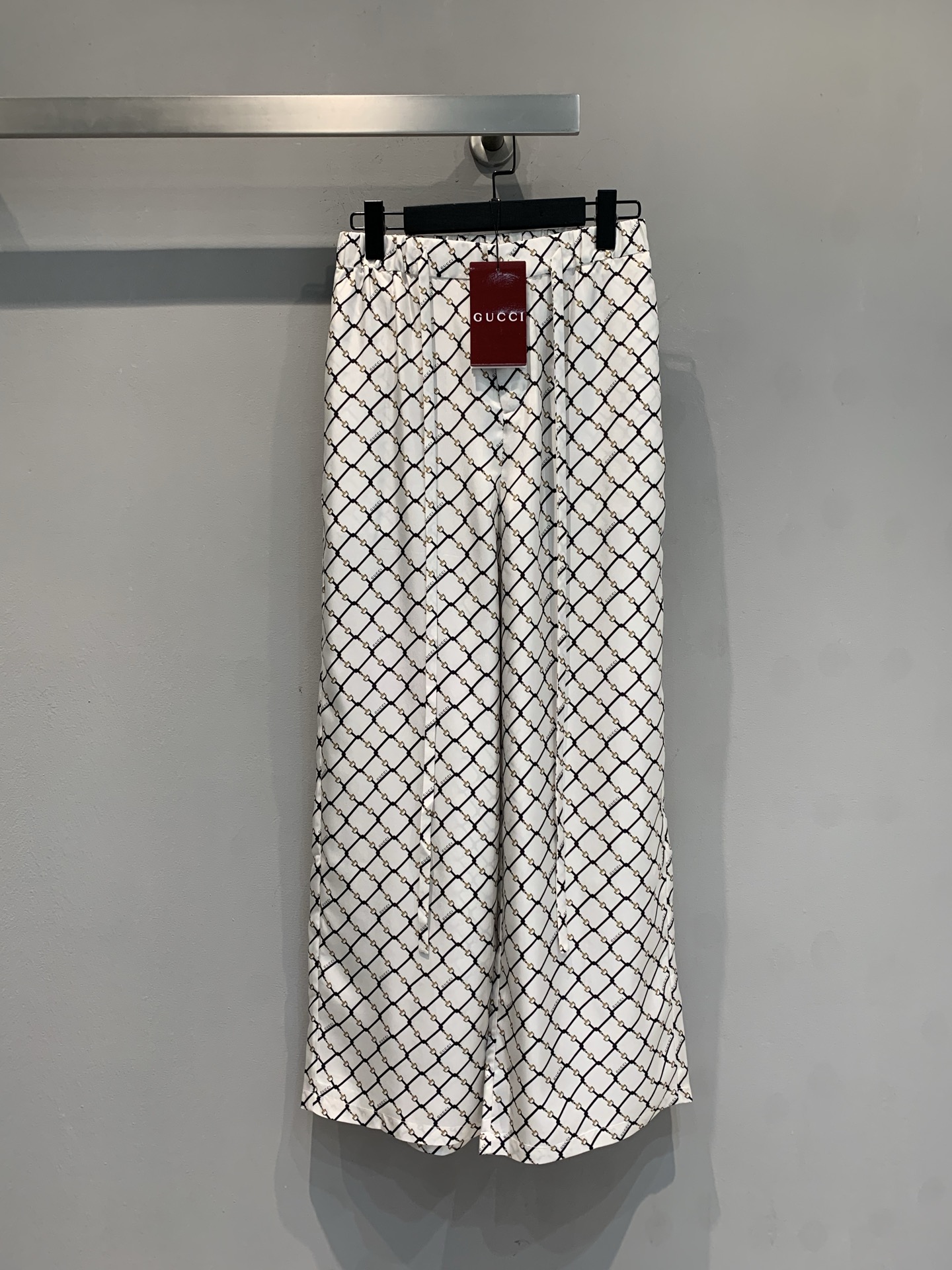 NO:740235,The new model is shipping. The original G family early spring series plaid lock printed wide-leg pants. The silk fabric is light and draped, comfortable and breathable to wear. The black and white geometric print is low-key luxury, retro and fashionable. The loose wide-leg design modifies the leg shape and has a perfect elegant temperament. It can be easily controlled for commuting, vacation and daily life. Pair it with the same series of tops or simple accessories, and you can easily get a high-end look!  Code number 36 38 40 42,,gucci,real silk,19860909新款出货啦 原版开发 G家早春系列格纹锁扣印花阔腿裤,真丝面料轻盈垂坠,穿着舒适透气.黑白几何印花,低调奢华,复古又时髦.宽松阔腿设计,修饰腿型,优雅气质满分,通勤、度假、日常都能轻松驾驭.搭配同系列上衣或简约配饰,轻松get高级感穿搭！码数36 38 40 42,,gucci,real silk,,Women's clothing