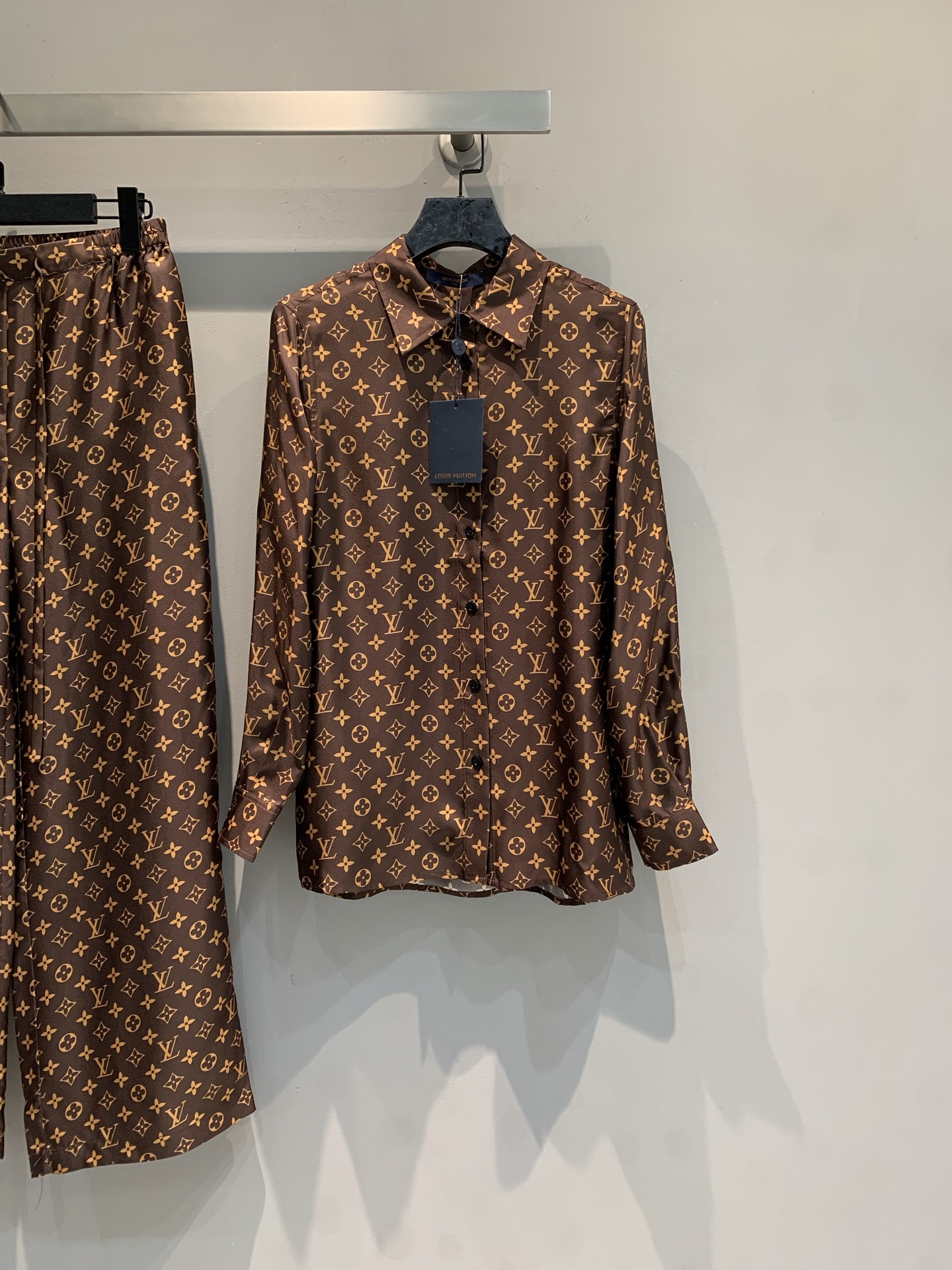 NO:740254,The new model is on the way. Originally developed by M, the classic Monogram presbyopic shirt from the L family's early spring series is made of mulberry silk, soft and stiff, and has perfect texture!  Dark brown bottom with golden presbyopia, full of luxurious retro atmosphere. Lapel + chest pocket, exquisite details, long version, loose size, can be worn alone or layered, easily create a high-end casual style. It can be easily used for daily commuting and formal occasions. It is an iconic LV item, both fashionable and practical!  Code number 36 38 40 42,,louis vuitton,louis vuitton,shirts,19860909新款出货啦M原版开发 L家早春系列经典Monogram老花衬衫,桑蚕丝材质,柔软又硬挺,质感满分！深棕底配金色老花,奢华复古氛围感拉满.翻领+胸前口袋,细节精致,版型偏长,尺码宽松,单穿或叠搭都很出彩,轻松打造高级休闲风.日常通勤、正式场合都能轻松驾驭,是LV标志性单品,时尚与实用兼备！码数36 38 40 42,,louis vuitton,louis vuitton,shirts,,Women's clothing