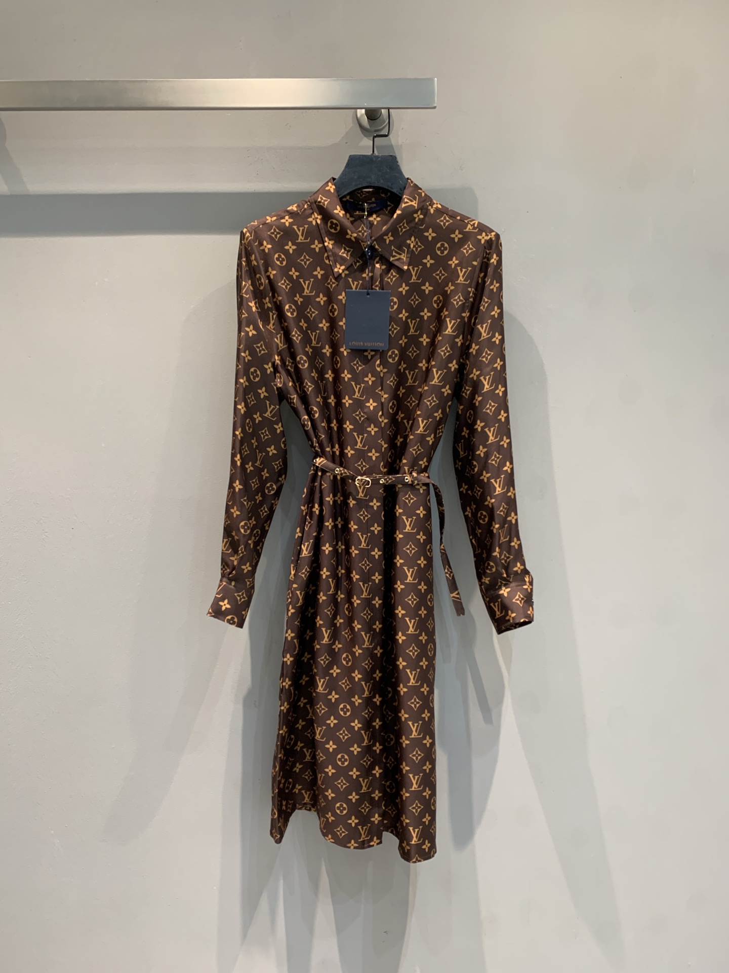 NO:740233,The new model has been shipped and the original version is developed. The classic presbyopic shirt dress of the L family early spring series, the brown Monogram pattern is very recognizable, the mulberry silk material is soft and skin-friendly, and it is very comfortable to wear in autumn and winter ~ long sleeves + lace-up waist design, it is versatile when worn alone or layered, and can be easily used for daily commuting. The mocha chocolate color is low-key and elegant, and it also looks great when layered with jackets or sweaters. It is a must-have and practical item in the autumn and winter wardrobe!  Size 36 38 40 42,,louis vuitton,skirts,jackets & coats,shirts,19860909新款出货啦原版开发 L家早春系列经典老花衬衫连衣裙,棕色Monogram图案超有辨识度,桑蚕丝材质柔软亲肤,秋冬穿超舒服～长袖+系带收腰设计,单穿叠穿都很百搭,通勤日常都能轻松驾驭.摩卡巧克力色系低调优雅,叠穿外套或针织衫也很出彩,是秋冬衣橱必备实用单品！码数36 38 40 42,,louis vuitton,skirts,jackets & coats,shirts,,Women's clothing