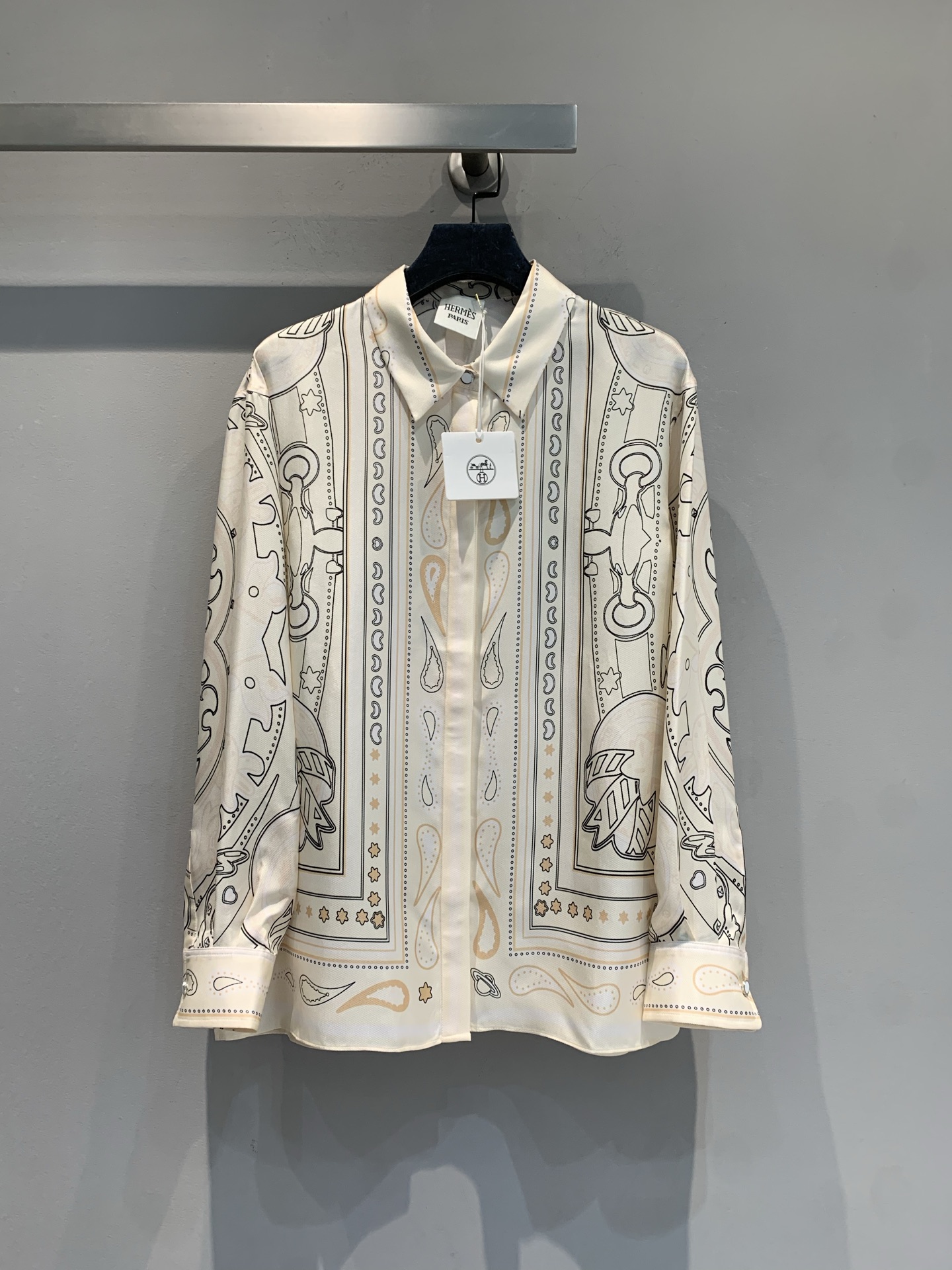 NO:740231,The new model has been shipped. The original Hermè* early spring series lock-print silk shirt is made of high-quality silk, which is smooth and light to the touch and super comfortable to wear. Classic lapel + long-sleeve design, adjustable cuffs, perfect details!  The printing is inspired by the brand's iconic elements, and artistic sense and luxury coexist. Whether paired with trousers or skirts, you can easily create an elegant and intellectual style. It is suitable for commuting or formal occasions ~ Size 36 38 40 42,, hermes, skirts, shirts, real silk,19860909新款出货啦 原版开发吧Hermè*早春系列锁扣印花真丝衬衫,采用高品质真丝,触感柔滑轻盈,穿着超舒适.经典翻领+长袖设计,袖口可调节,细节满分！印花灵感来自品牌标志性元素,艺术感与奢华并存.无论搭配西裤还是裙装,都能轻松打造优雅知性风,通勤或正式场合都很适合哦～码数36 38 40 42,,hermes,skirts,shirts,real silk,,Women's clothing