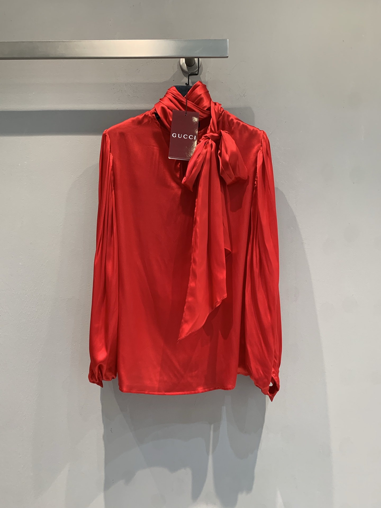NO:748035,The new model has been shipped. M original development G family's new red silk shirt with ribbons in early spring is made of high-quality mulberry silk. It feels smooth and shiny, and it looks super high-end when worn. The ribbon tie design is elegant and versatile. The loose version + long sleeves are comfortable and fashionable. It can be easily worn in festivals or formal occasions. The red color is super white, and paired with a black skirt or trousers, it will directly create a retro and modern atmosphere!  Size 36 38 40 42,,gucci,skirts,shirts,real silk,19860909新款出货啦M原版开发 G家早春新款飘带红色真丝衬衫,采用高品质桑蚕丝,手感柔滑有光泽,穿上超显高级感.飘带领结设计,优雅又百搭,宽松版型+长袖,舒适又时髦,节日或正式场合都能轻松驾驭.红色超显白,搭配黑色半裙或裤装,复古摩登氛围感直接拉满！码数36 38 40 42,,gucci,skirts,shirts,real silk,,Women's clothing