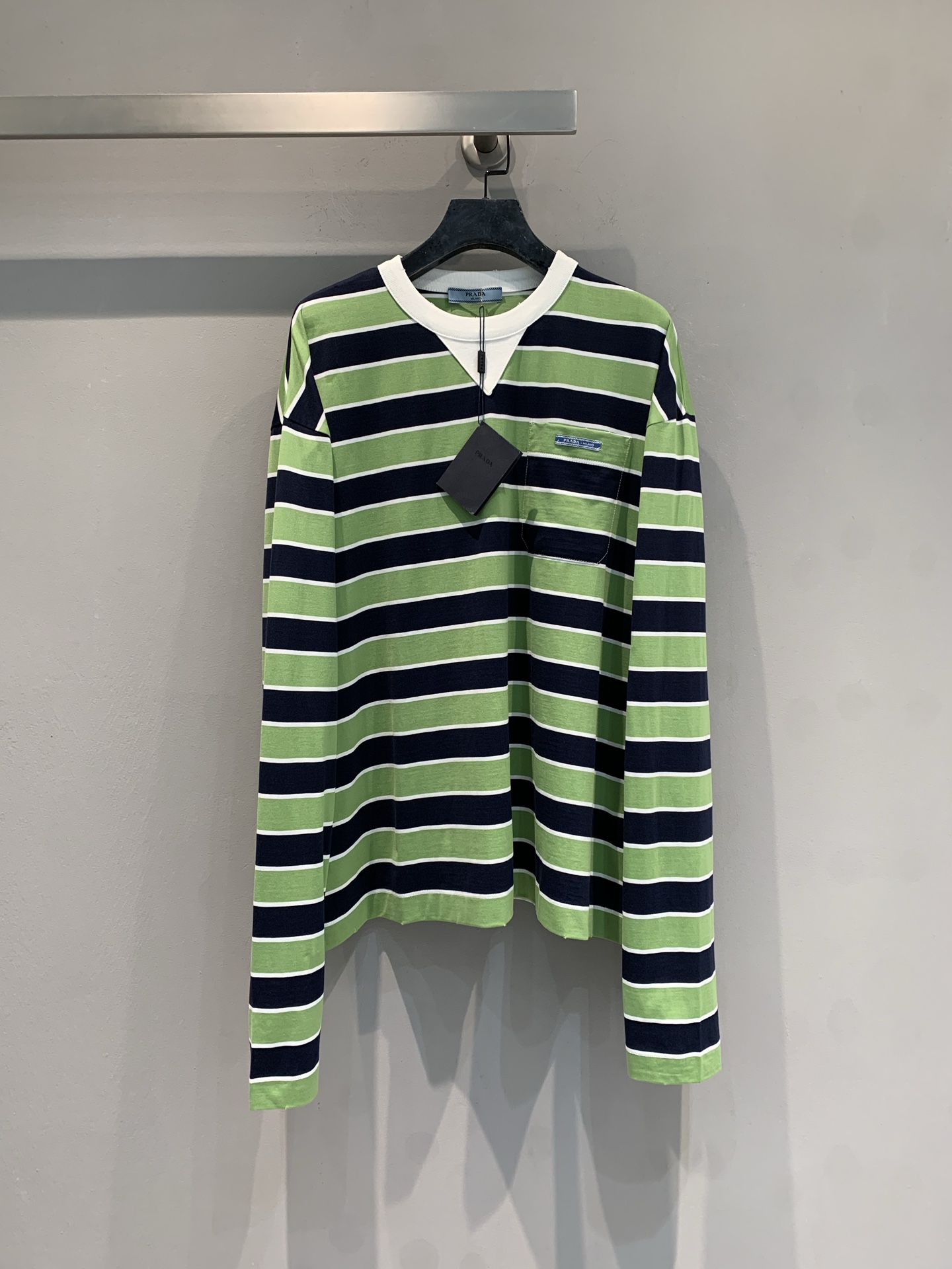 NO:749801,The new model is shipping. The original developed Prad* early spring series green and black striped long-sleeved T-shirt, high-count combed cotton + double mercerization process, soft and shiny. Loose fit, round neck design, brand embroidery on the chest is super recognizable!  The contrast between green and dark blue is full of energy and can be easily used for daily commuting or leisure. Pair it with a white skirt and jeans, and you can switch between college style or retro style at will, and you can easily get fashionable OOTD!  Size SML,,prada,skirts,jeans,tees,t-shirt,19860909新款出货啦 原版开发 Prad*早春系列绿黑条纹长袖T恤,高支精梳棉+双丝光工艺,柔软有光泽感.宽松版型,圆领设计,胸前品牌刺绣超有辨识度！绿色与深蓝撞色,活力满满,日常通勤或休闲都能轻松驾驭.搭配白色半裙、牛仔裤,学院风or复古风随心切换,轻松get时髦OOTD！码数SML,,prada,skirts,jeans,tees，t-shirt,,Women's clothing