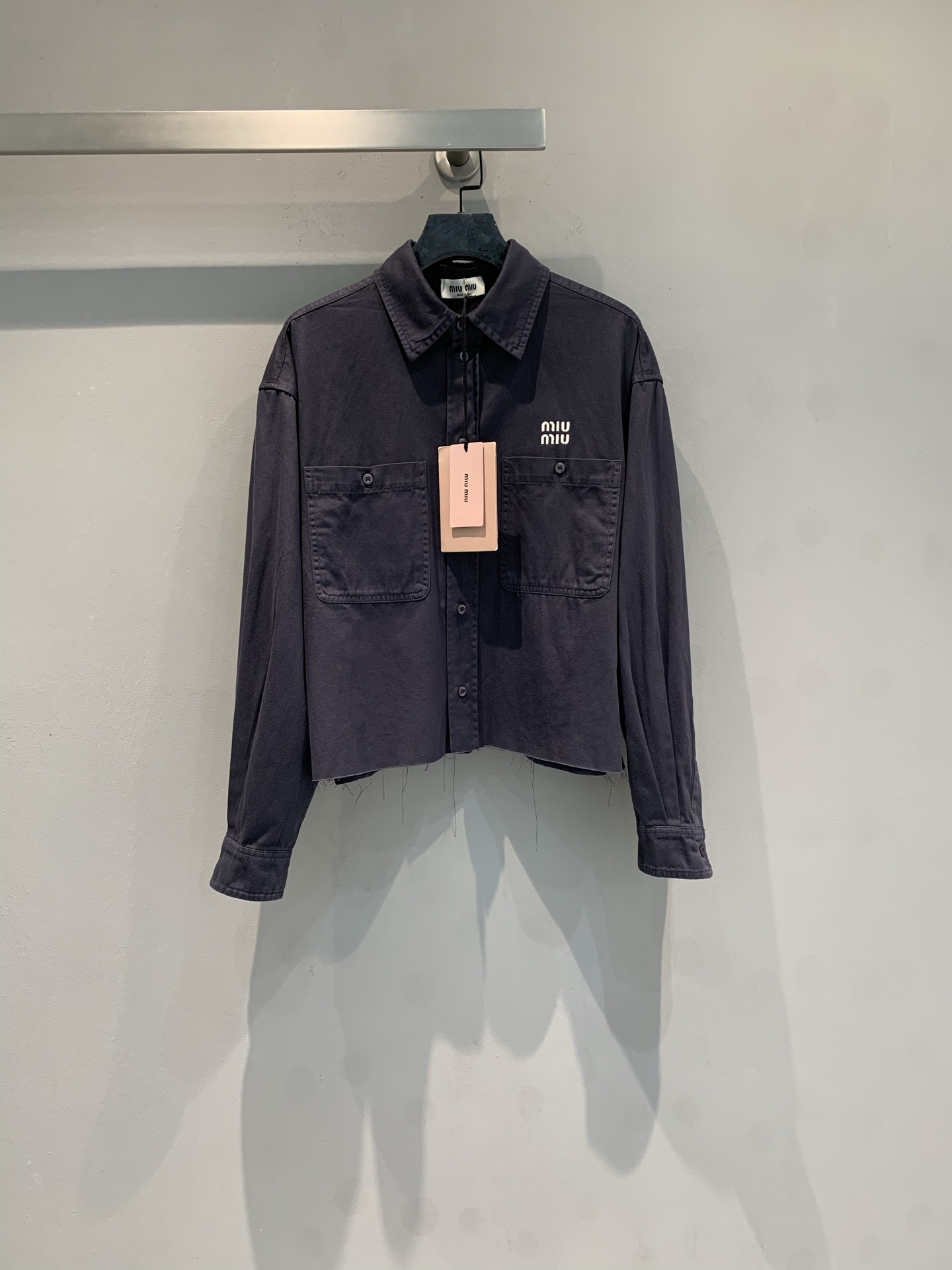 NO:749793,The new model is shipped. M original development Miumi* early spring new gray short denim jacket, charcoal gray denim + distressed craftsmanship, full of retro feel!  Short cut, casual and fashionable, the double chest pockets are super practical, and the brand embroidery on the left chest is super recognizable. It can be easily used for daily commuting and leisure. Pair it with high-waisted pants or skirts to easily get a high-end look!  Size SML,,miumiu,skirts,jackets & coats,19860909新款出货啦M原版开发 Miumi*早春新款灰色短款牛仔外套,炭灰色牛仔布+做旧工艺,复古感满满！短款剪裁,随性又时髦,胸前双口袋超实用,左胸品牌刺绣超有辨识度.日常通勤、休闲都能轻松驾驭,搭配高腰裤或裙装,轻松get高级感穿搭！码数SML,,miumiu,skirts,jackets & coats,,Women's clothing