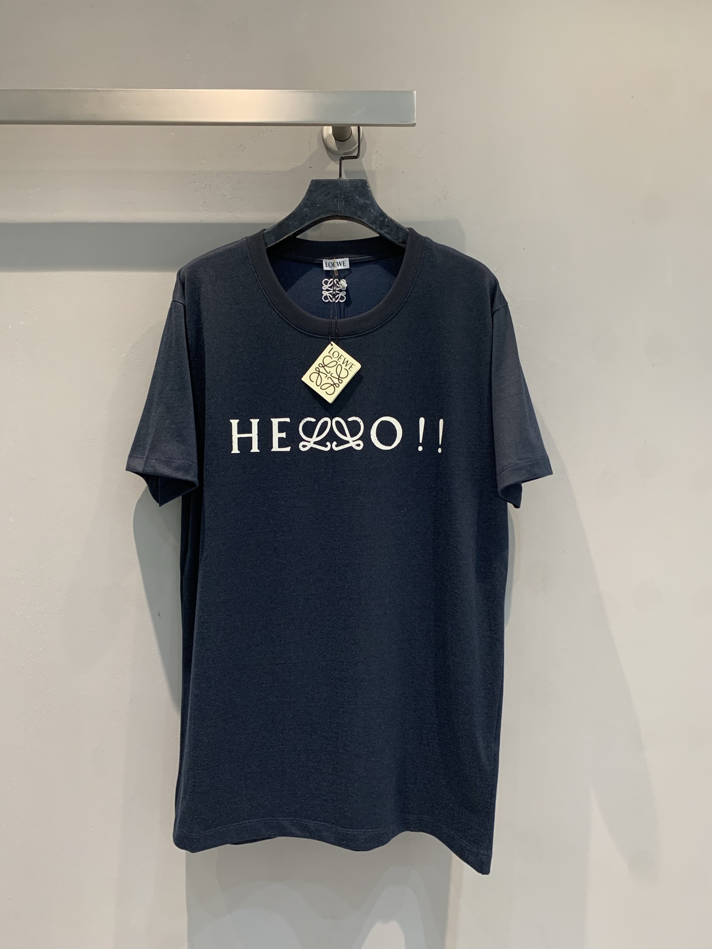 NO:749789,The new model is shipped. M original development Loew* spring and summer series Hello printed T-shirt, made of navy blue cotton, soft and comfortable, super friendly for daily wear!  'HEO!!' fun logo on the chest, double 'L' cleverly integrated, full of creativity. Loose version, same style for men and women, easy to create a relaxed look, whether paired with overalls or casual shoes. It is a must-have in spring and summer, comfortable and stylish, easy to cope with various occasions!  Code number SML,,loewe,tees,t-shirt,19860909新款出货啦M原版开发 Loew*春夏系列Hello印花T恤,藏蓝色纯棉材质,柔软舒适,日常穿着超友好！胸前“HEO!!”趣味Logo,双“L”巧妙融合,创意满满.宽松版型,男女同款,轻松打造松弛感穿搭,无论配工装裤还是休闲鞋都很出彩.春夏季节必备,舒适又有设计感,轻松应对各种场合！码数SML,,loewe,tees，t-shirt,,Women's clothing