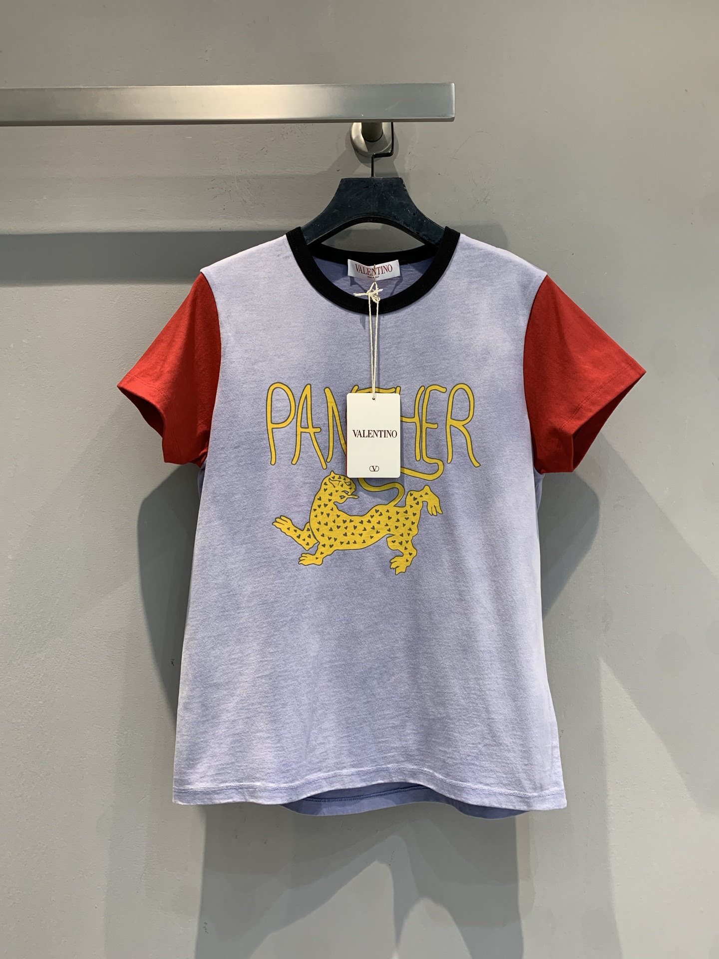 NO:749832,The new model is shipped. M original development Valentin* spring and summer series leopard print T-shirt, gray main color + red sleeves, contrasting colors are super eye-catching!  The yellow leopard + the word 'PANTHER' on the front makes it highly recognizable. Made of cotton fabric, it is comfortable and breathable to wear, and can be easily worn in daily casual or street style. Pair it with jeans and casual shoes, it is casual and detailed, and you can easily get a fashionable look!  Code number SML,,valentino,jeans,tees,t-shirt,19860909新款出货啦M原版开发 Valentin*春夏系列金钱豹印花T恤,灰色主色+红色袖子,撞色超吸睛！正面黄色金钱豹+“PANTHER”字样,辨识度满分.棉质面料,穿着舒适透气,日常休闲或街头风都能轻松驾驭.搭配牛仔裤、休闲鞋,随性又有细节感,轻松get时尚造型！码数SML,,valentino,jeans,tees，t-shirt,,Women's clothing