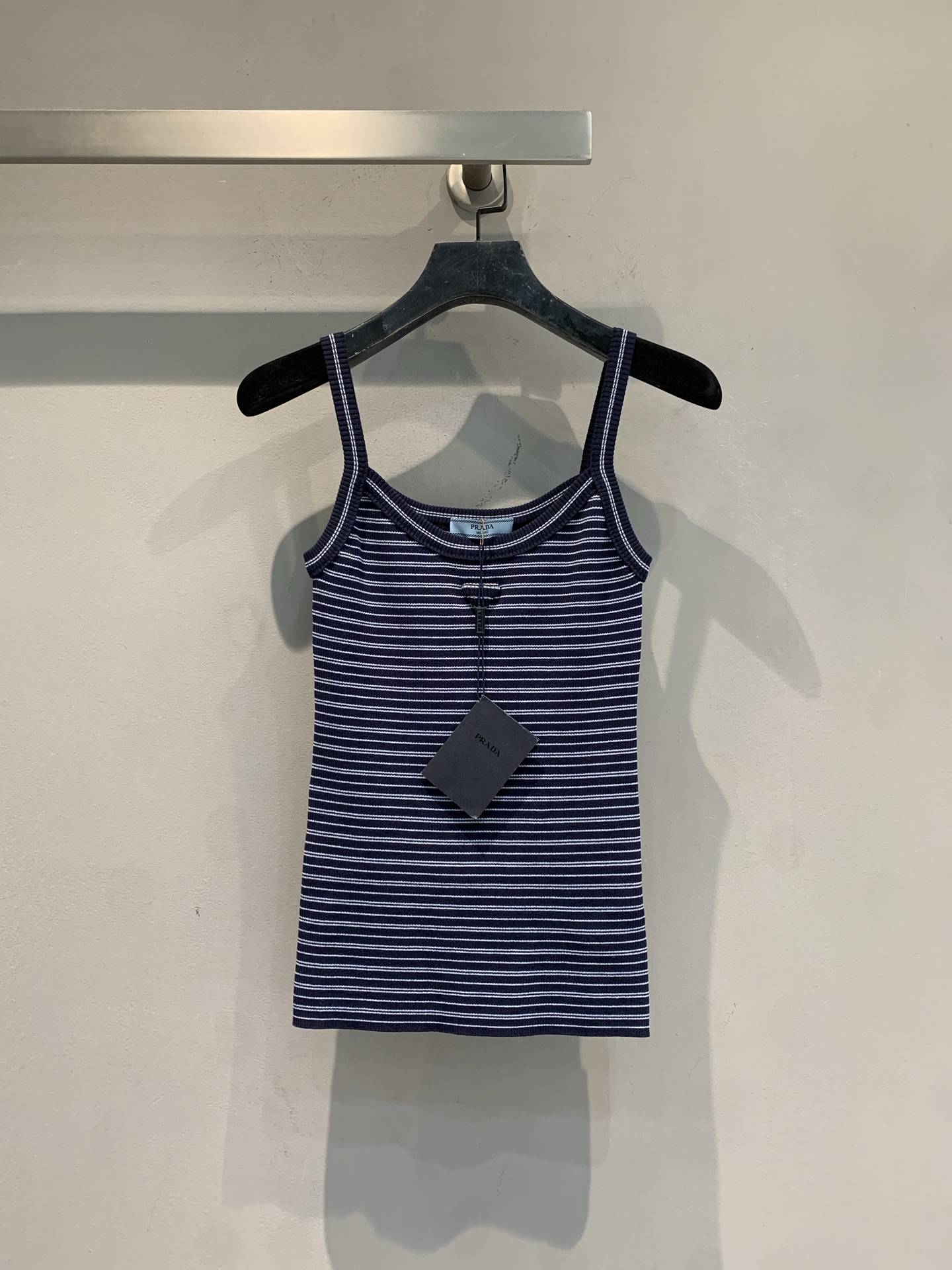 NO:749778,The new model is shipping. The original development Prad* spring and summer new striped knitted camisole, dark blue + white pinstripes, simple and recognizable. The knitted fabric has good elasticity, close to the body and comfortable, perfect for spring and summer!  U-shaped collar + spaghetti strap design, slimming and slimming, suitable for wearing alone or layered ~ can be easily controlled in daily casual, light Asian style, and retro style, it is a versatile wardrobe item!  Code numberSML,,prada,19860909新款出货啦原版开发 Prad*春夏新款条纹针织吊带背心,深蓝+白色细条纹,简约又有辨识度.针织面料弹性好,贴身舒适,春夏穿超合适！U型领+细肩带设计,修身显瘦,单穿or内搭都很OK～日常休闲、轻亚风、复古风都能轻松驾驭,是衣橱百搭神器！码数SML,,prada,,Women's clothing