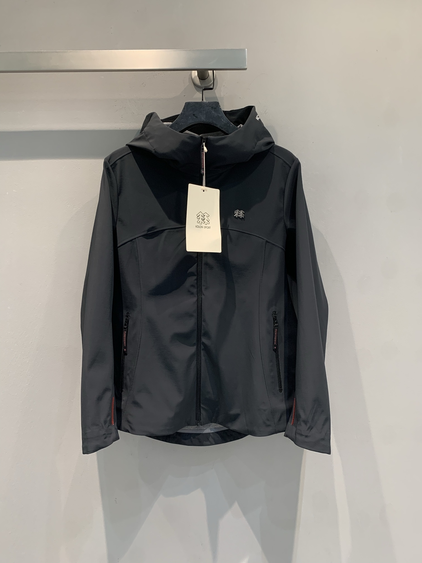 NO:750631,The new model has been shipped. M Kolon Year of the Horse limited edition jacket, red label + Year of the Horse pattern, super New Year atmosphere!  Waterproof and windproof fabric, suitable for outdoor activities or daily wear, warm and practical. Limited sale, full of collection value, especially suitable for friends who like outdoor and New Year atmosphere!  Size S-XXL,,19860909新款出货啦M 可隆马年限定冲锋衣,红色标签+马年图案,超有新年氛围！防水防风面料,户外活动或日常穿搭都很OK,保暖又实用.限量发售,收藏价值满满,特别适合喜欢户外和新年氛围的小伙伴入手！码数S-XXL,,,Women's clothing