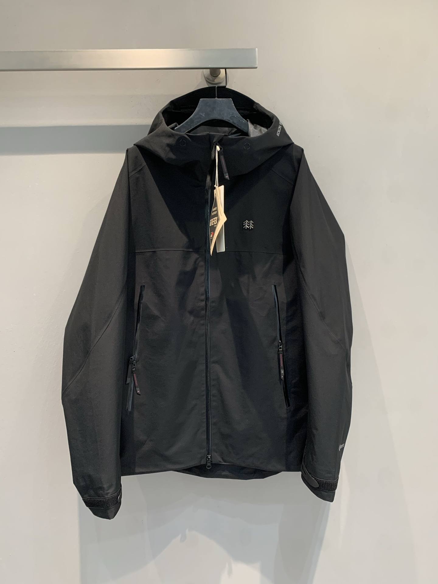 NO:750668,The new model has been shipped. M Kolon Year of the Horse limited edition jacket, red label + Year of the Horse pattern, super New Year atmosphere!  Waterproof and windproof fabric, suitable for outdoor activities or daily wear, warm and practical. Limited sale, full of collection value, especially suitable for friends who like outdoor and New Year atmosphere!  Same style for men and women, sizes S-XXL,,19860909新款出货啦M 可隆马年限定冲锋衣,红色标签+马年图案,超有新年氛围！防水防风面料,户外活动或日常穿搭都很OK,保暖又实用.限量发售,收藏价值满满,特别适合喜欢户外和新年氛围的小伙伴入手！男女同款 码数S-XXL,,,Women's clothing