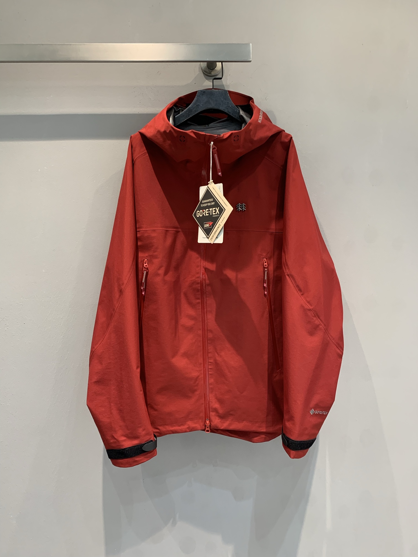 NO:750674,The new model has been shipped. Kolon's 'Ride the Horse and Facing the Wind' limited-edition Jacket for the Year of the Horse. The red color is super eye-catching. The GORE-TEX fabric is windproof and waterproof. It is OK for outdoor hiking and skiing!  Loose cut + hooded design, practical and stylish, with full details on the cuffs and zippers, and elements of the Ancient Tea Horse Road with a super cultural atmosphere. Wear it in the New Year, which means prosperity and will directly fill the festive atmosphere!  Same style for men and women, sizes S-XXL,,hats,19860909新款出货啦 可隆“驭马迎风”马年限定冲锋衣,正红色超吸睛,GORE-TEX面料防风防水,户外徒步、滑雪都OK！宽松剪裁+连帽设计,实用又有型,袖口和拉链细节满满,茶马古道元素超有文化氛围感.新年穿它,寓意红红火火,节日氛围直接拉满！男女同款 码数S-XXL,,hats,,Women's clothing