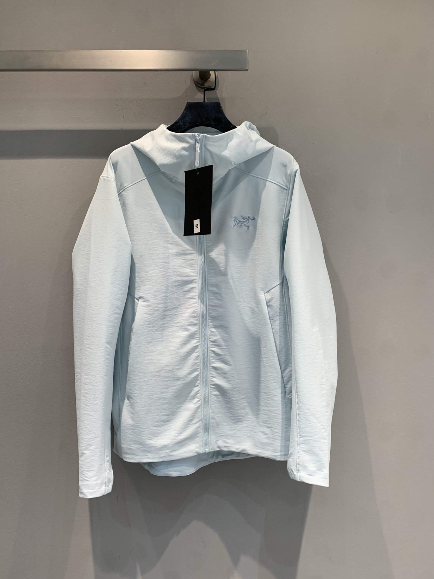 NO:748848,The new model has been shipped. Arc'teryx Gamma Hoody Daybreak Blue Soft Shell Jacket, lightweight windproof fabric, windproof, breathable and warm, perfect for outdoor use in spring and autumn or daily commuting!  The hooded design + slim fit is simple and practical, and the Daybreak Blue color scheme is fresh and soft, very popular. The logo embroidered on the chest is low-key and recognizable. Pair it with light-colored trousers or sneakers, and you can easily get outdoor casual style!  Size S-XXL,arc'teryx,sneakers,hats,19860909新款出货啦 始祖鸟Gamma Hoody破晓蓝软壳冲锋衣,轻量防风面料,防风、透气又保暖,春秋户外或日常通勤都超适合！连帽设计+修身剪裁,简约实用,破晓蓝配色清新柔和,超受欢迎.胸口刺绣Logo低调有辨识度,搭配浅色裤装或运动鞋,轻松get户外休闲风！码数S-XXL,arc'teryx,sneakers,hats,,Women's clothing