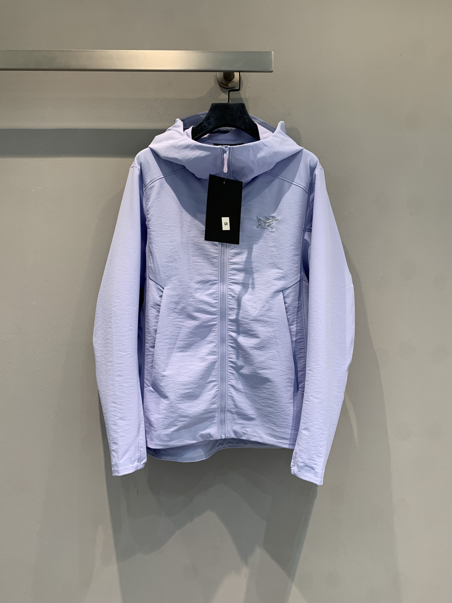 NO:748839,The new M Arc'teryx Gamma Hoody soft shell jacket has been shipped. The new color is 'Moonstone Purple'. It is lightweight, windproof, breathable and wear-resistant. It is suitable for outdoor activities such as hiking and rock climbing, and can also be worn for daily commuting. The stretch fabric + hood design fits the body shape and is flexible, making it super comfortable to wear in spring and autumn. The purple tone is white, and it looks better when paired with a light-colored inner. It is a versatile item that is both outdoor and fashionable!  Size S-XXL,arc'teryx,hats,19860909新款出货啦M始祖鸟Gamma Hoody软壳冲锋衣,新色“月光石紫”,轻量防风、透气又耐磨,适合徒步、攀岩等户外活动,也能日常通勤穿搭.弹力面料+连帽设计,贴合身形,活动灵活,春秋季节穿着超舒适.紫色调显白,搭配浅色内搭更出彩,是户外与时尚兼具的百搭单品！码数S-XXL,arc'teryx,hats,,Women's clothing