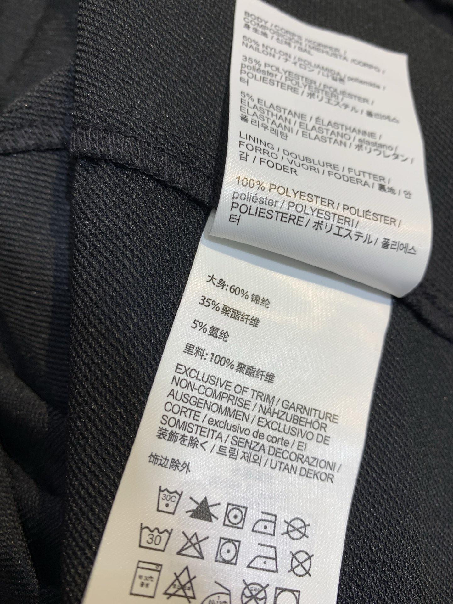 新款🔥出货啦📢 始祖鸟Gamma Hoody软壳冲锋衣，经典黑色，轻量防风面料，透气又耐磨，适合多场景穿