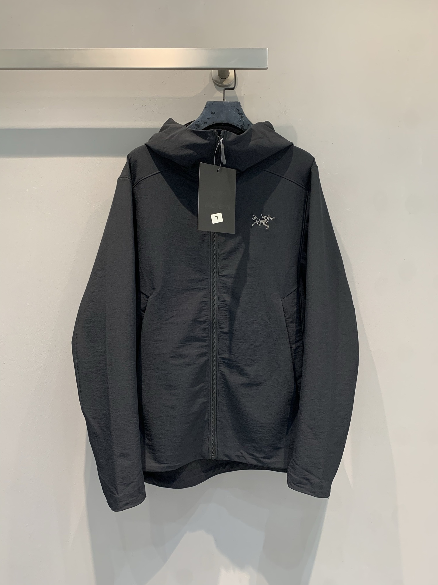 NO:748860,The new Arc'teryx Gamma Hoody soft shell jacket is now available, classic black, lightweight windproof fabric, breathable and wear-resistant, suitable for many scenes. Hooded design + laser etched logo, low-key hardcore style, cut to fit the body shape, high movement flexibility, great for commuting or outdoors!  A must-have in spring and autumn, pair with jeans or sweatpants to easily create a mountain style look. Same style for men and women, sizes S-XXL, arc'teryx, jeans, hats,19860909新款出货啦始祖鸟Gamma Hoody软壳冲锋衣,经典黑色,轻量防风面料,透气又耐磨,适合多场景穿着.连帽设计+激光蚀刻徽标,低调硬核风格,剪裁贴合身形,运动灵活度高,通勤或户外都很OK！春秋季节必备,搭配牛仔裤或运动裤,轻松打造山系穿搭.男女同款 码数S-XXL,arc'teryx,jeans,hats,,Women's clothing