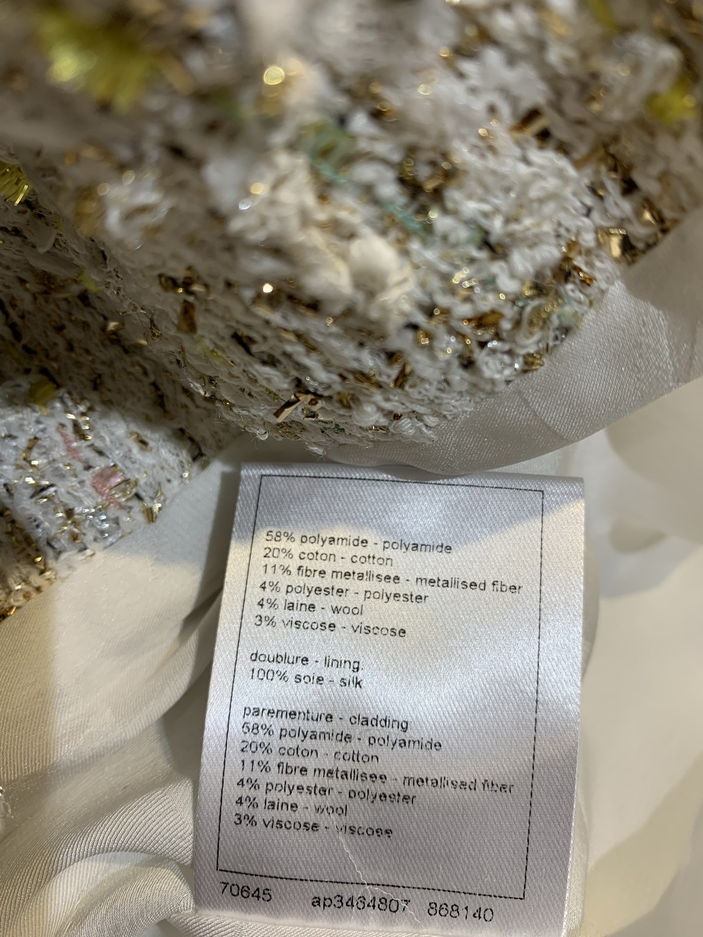 新款🔥出货啦📢 原版开发 C家早春度假系列粗花呢短袖上衣，米色粗花呢混纺金色纱线，细闪光泽超吸睛！绿色珠