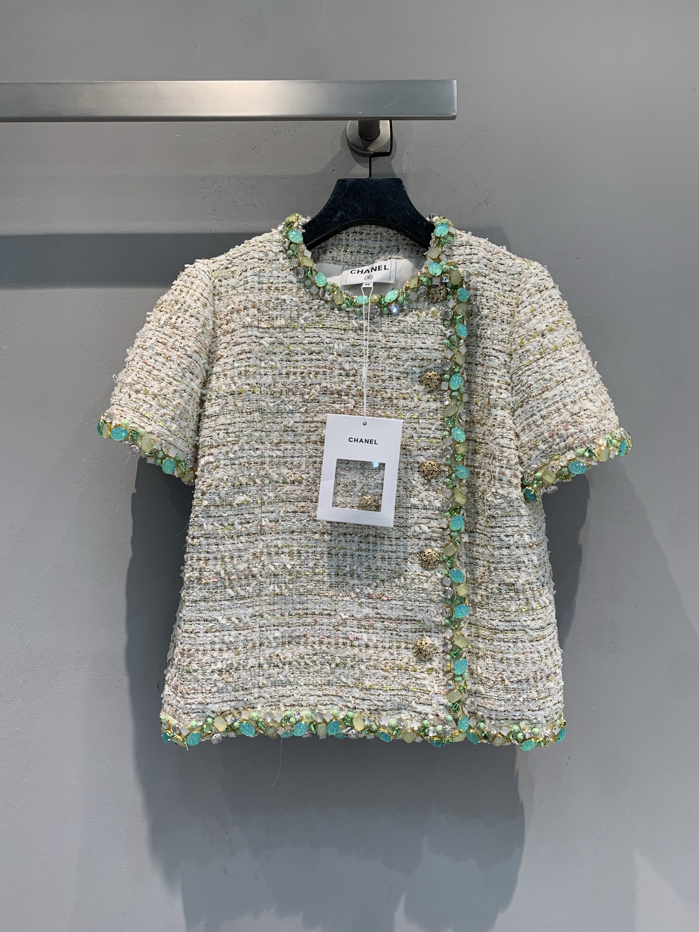 NO:749791,The new model has been shipped. M is the original development of the C family early spring vacation series tweed short-sleeved top, beige tweed blended with gold yarn, fine and shiny, super eye-catching!  Green beaded trim embellishes the collar, cuffs and waist, and the exquisite craftsmanship is perfect. The short-sleeved design is light and breathable, super comfortable to wear in summer, elegant and practical. Inspired by the shores of Lake Como, it has a full vacation atmosphere. Pair it with the same series of skirts or high-waisted pants to easily get a high-end look. Size 36 38 40,,chanel,skirts,T-shirt,19860909新款出货啦M 原版开发 C家早春度假系列粗花呢短袖上衣,米色粗花呢混纺金色纱线,细闪光泽超吸睛！绿色珠饰镶边点缀领口、袖口和腰部,精致工艺满分.短袖设计轻盈透气,夏天穿超舒服,优雅又实用.灵感来自科莫湖畔,度假氛围感拉满,搭配同系列裙装或高腰裤,轻松get高级感造型.码数36 38 40,,chanel,skirts,T-shirt,,Women's clothing